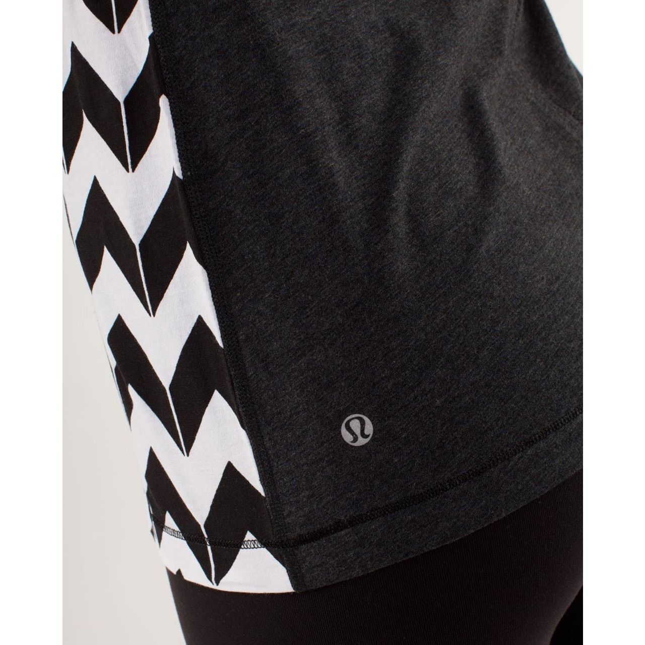 Lululemon Lululemon Devotion Short Sleeve Tee Arrow Chevron White Blac Size S / US 4 / IT 40 - 12 Thumbnail