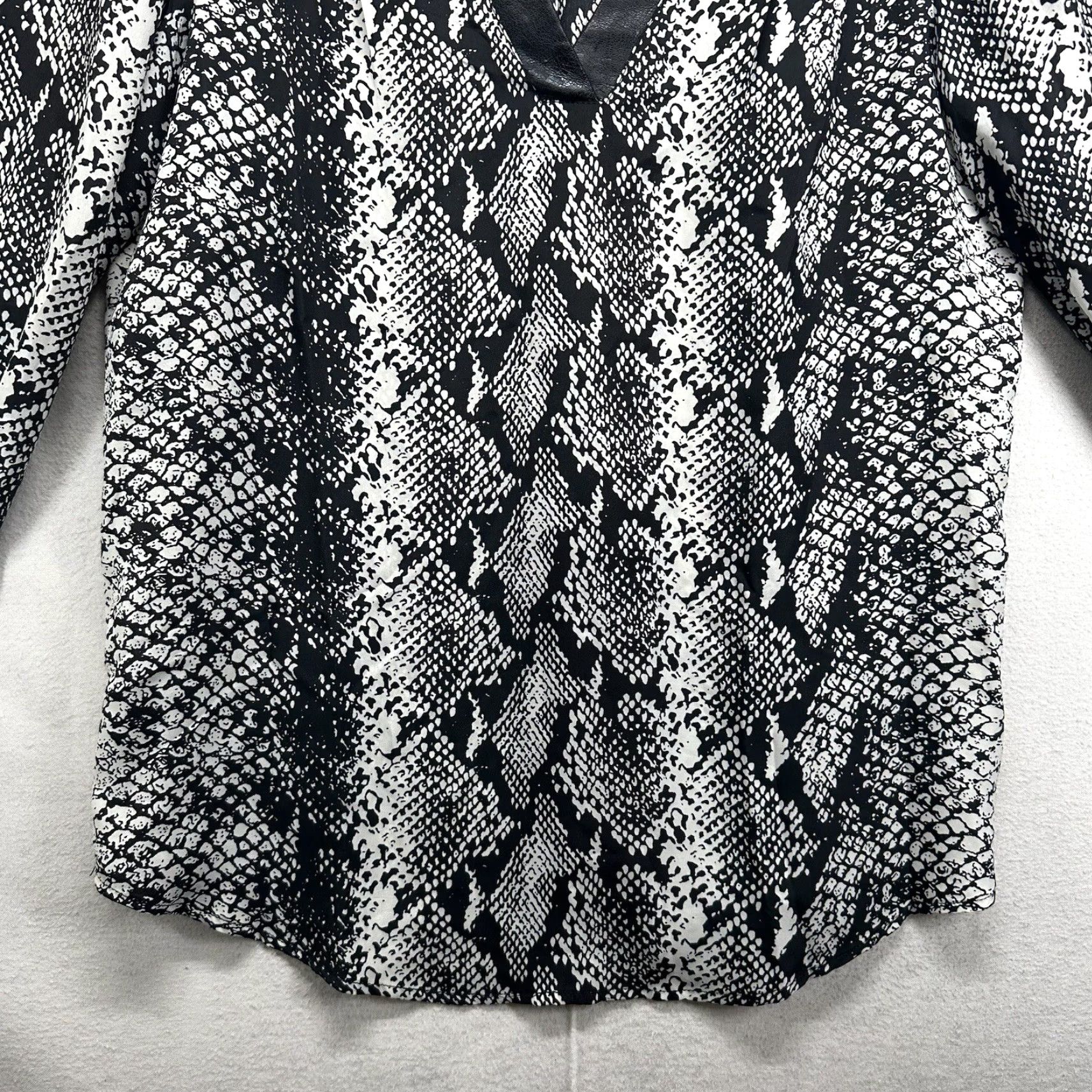 Vintage ECI Women’s Blouse Shirt Long Sleeve V-Neck Pullover Black Animal Print Tunic Medium Size M / US 6-8 / IT 42-44 - 4 Thumbnail