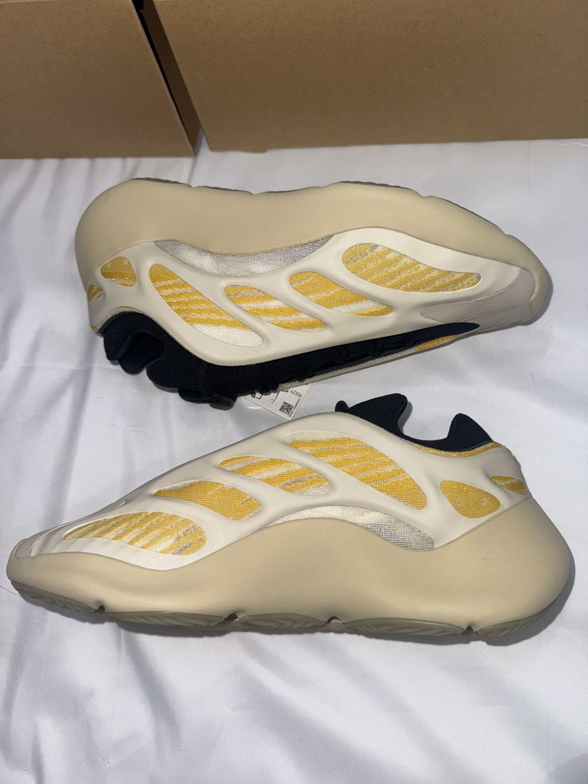 Yeezy Adidas Yeezy 700 V3 'Safflower' Size US 10 / EU 43 - 3 Thumbnail