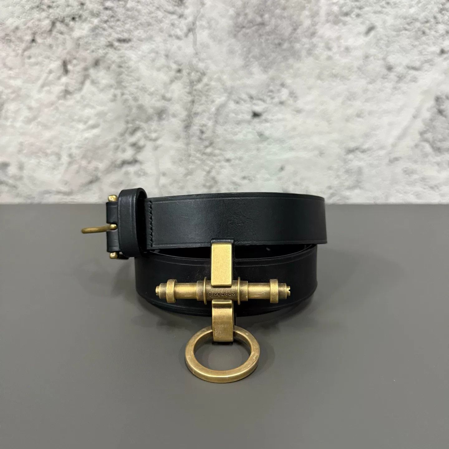 Givenchy Givenchy Leather Belt in Excellent Condition Size ONE SIZE - 1 Preview