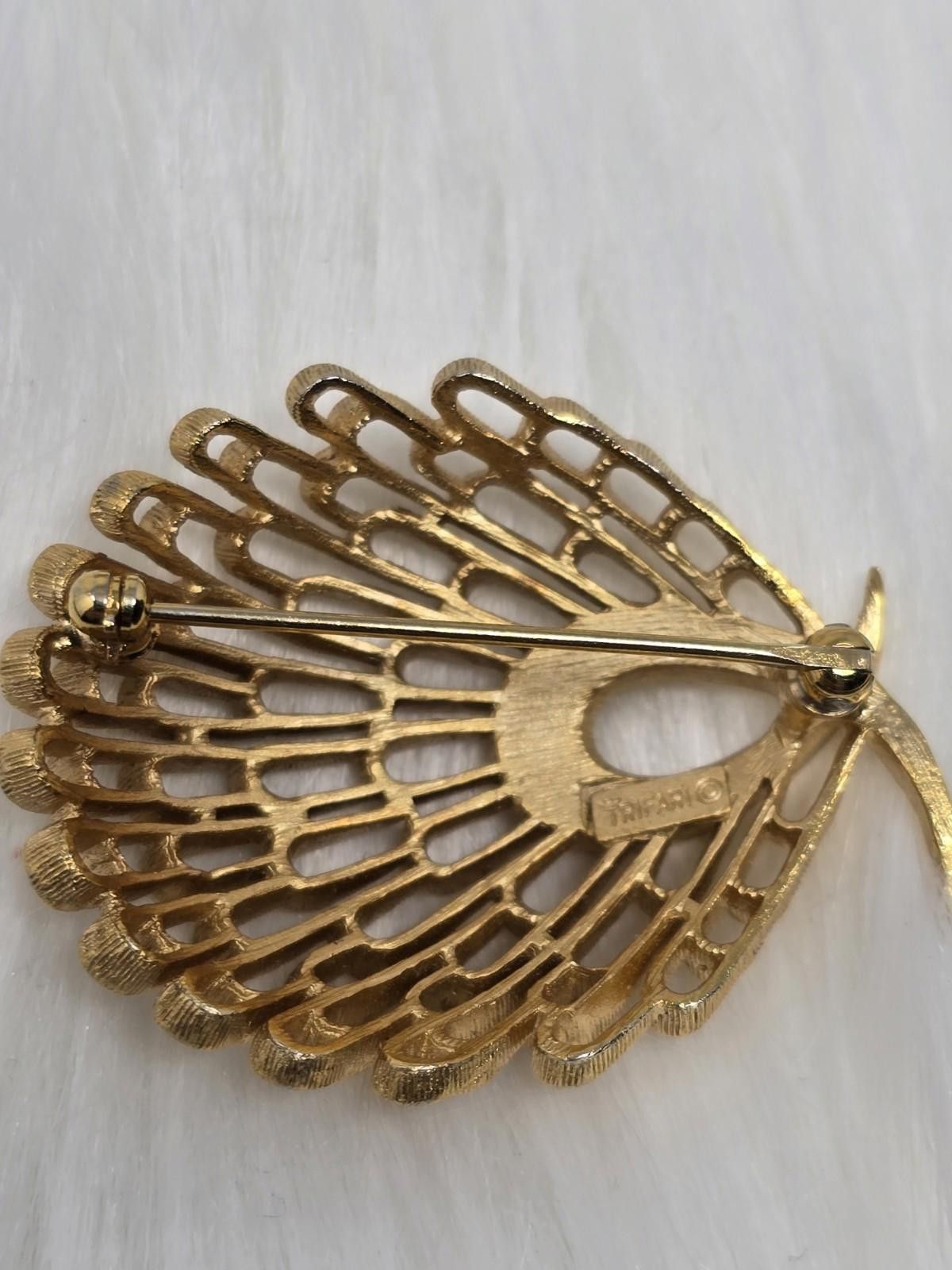 Other Vintage Signed Crown Trifari Goldtone Peacock Tail Brooch Size ONE SIZE - 3 Thumbnail