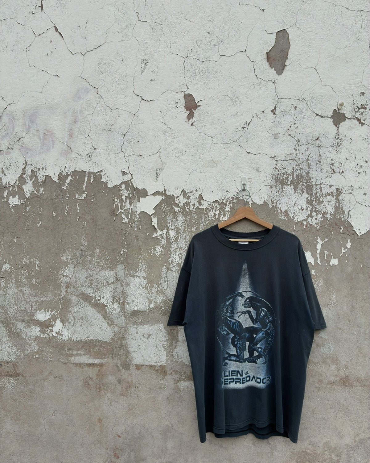 Vintage “RARE” Vintage ‘04 Alien vs Predator Mexican Movie Promo Tee Size US XL / EU 56 / 4 - 2 Thumbnail