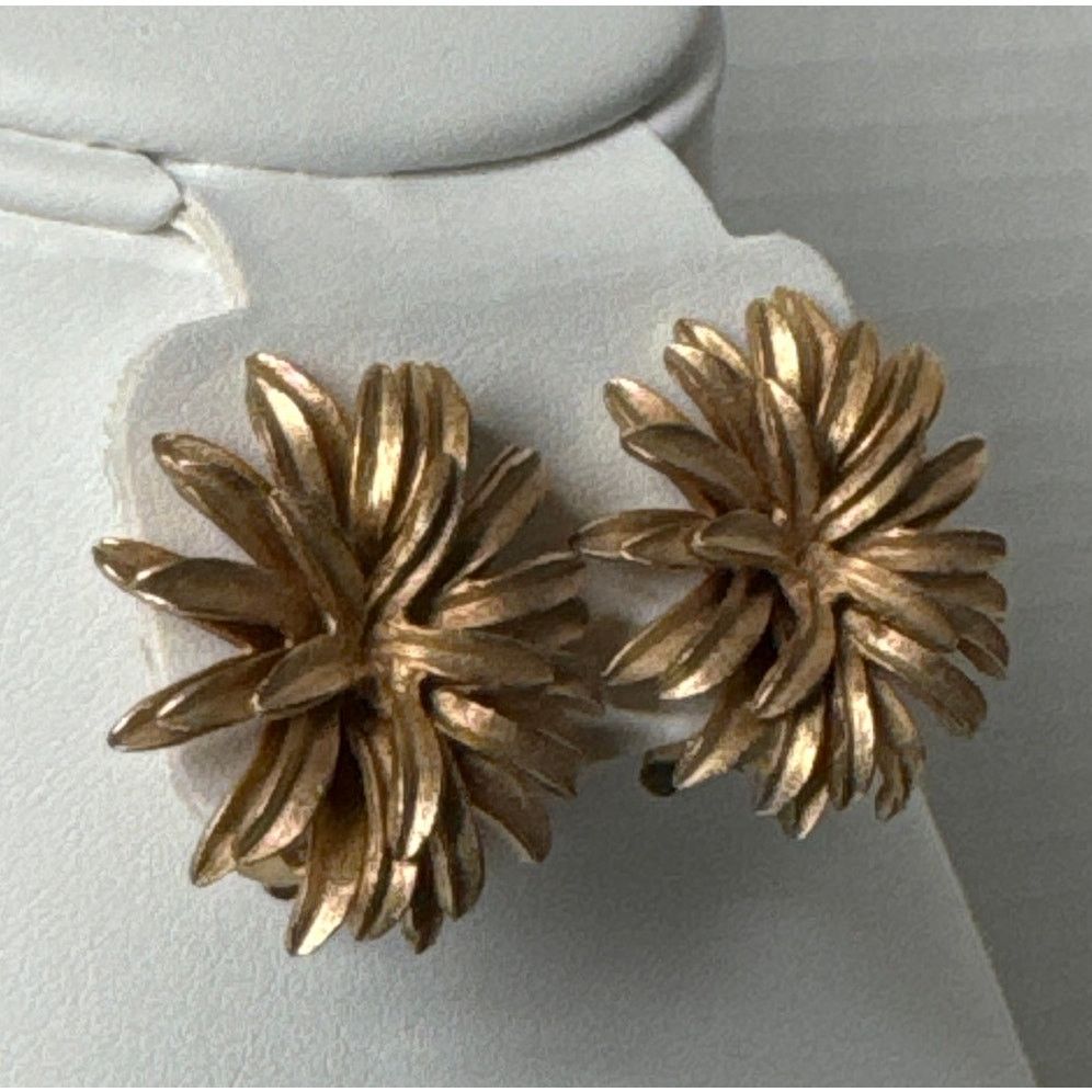 Vintage Mid century vintage gold tone flower clip on earings Size ONE SIZE - 3 Thumbnail
