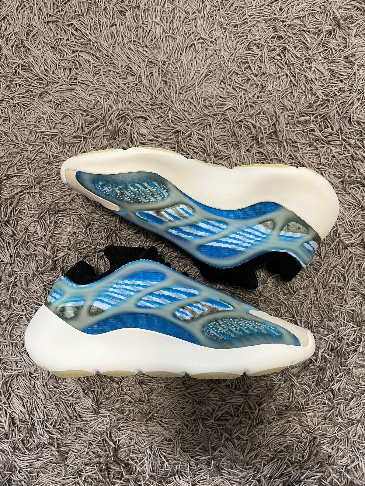Adidas Adidas Yeezy 700 V3 Arzareth Size US 10 / EU 43 - 1 Thumbnail