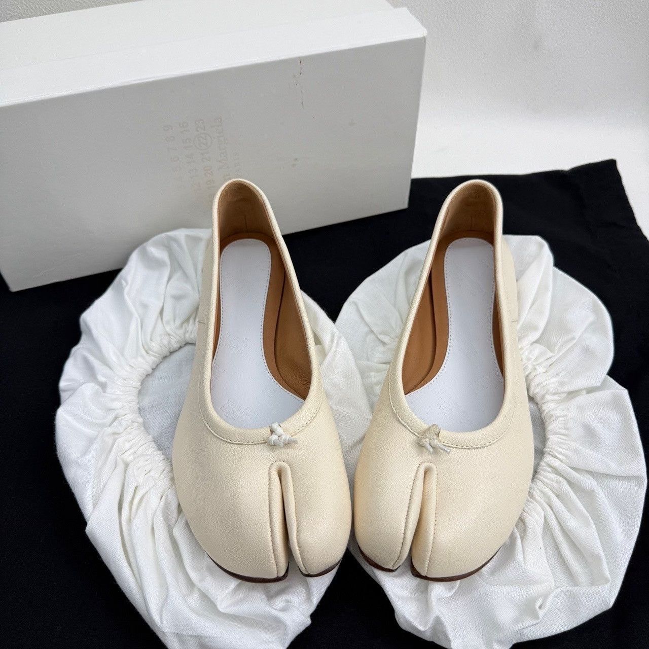Maison Margiela Maison Margiela White Lowtop Sneakers us_6 Women Size US 6 / IT 36 - 1 Thumbnail