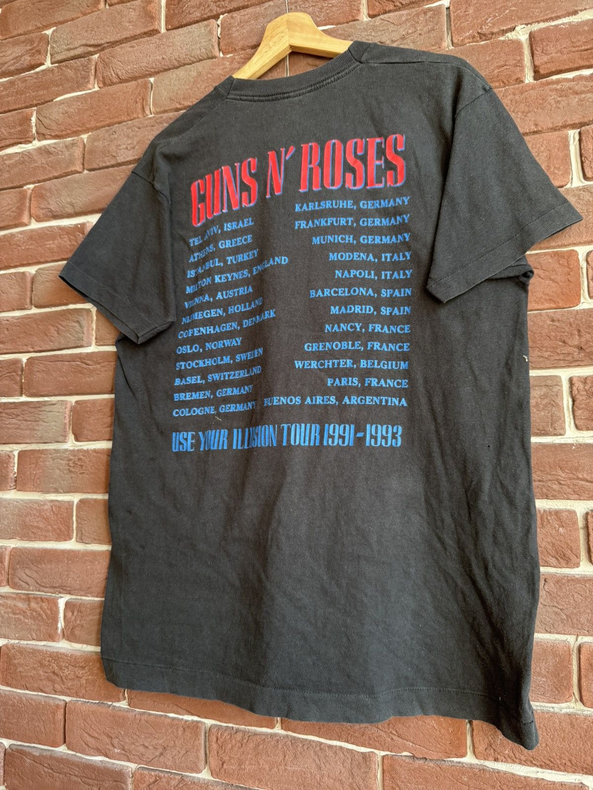 Band Tees VINTAGE 90s GUNS N ROSES USE YOUR ILLUSION TOUR BAND TSHIRT Size US XL / EU 56 / 4 - 10 Thumbnail