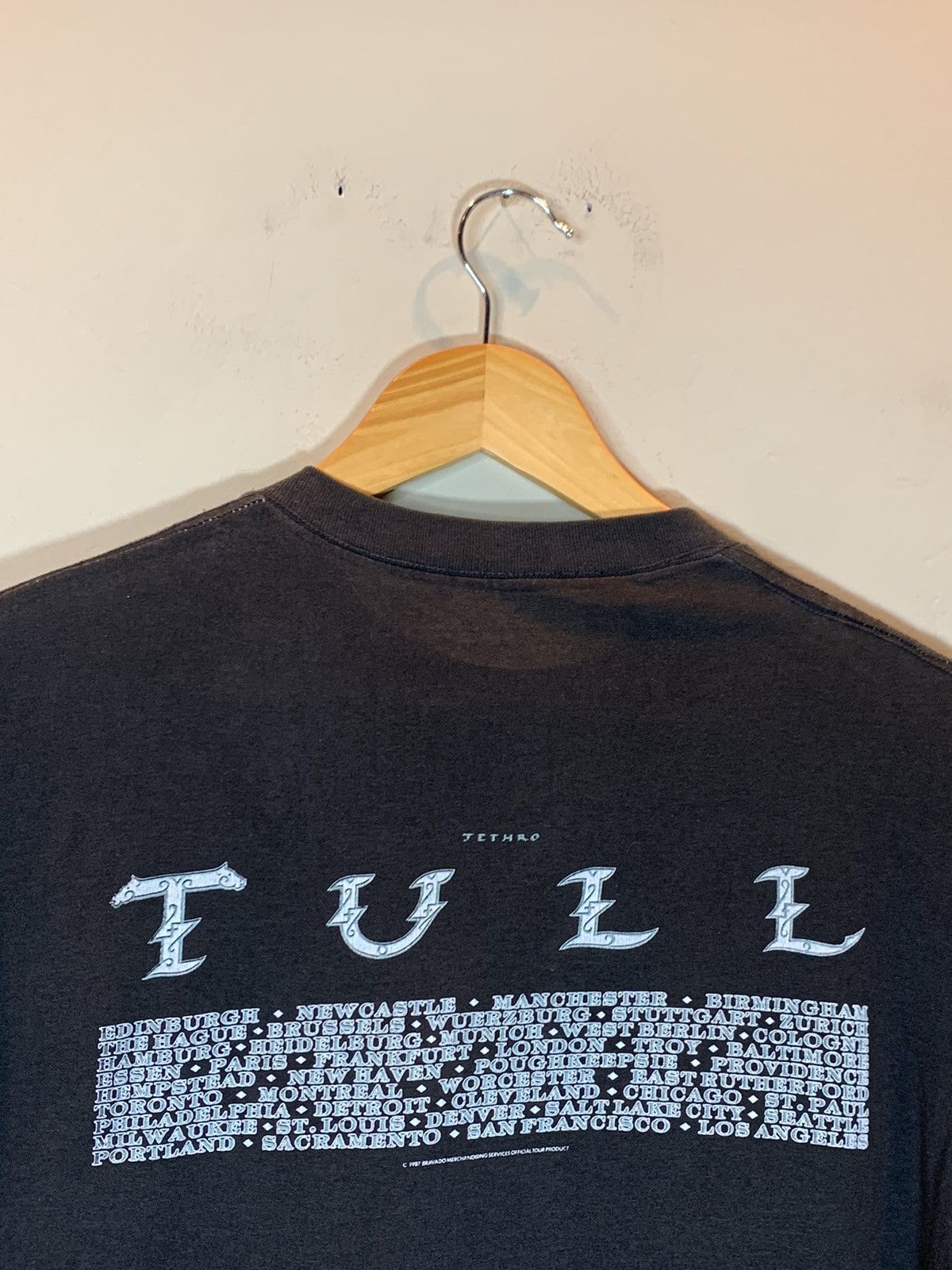 Band Tees × Vintage *RARE* Vintage 80’s Jethro Tull Tour Art Single Stitch Shirt Size US L / EU 52-54 / 3 - 6 Thumbnail