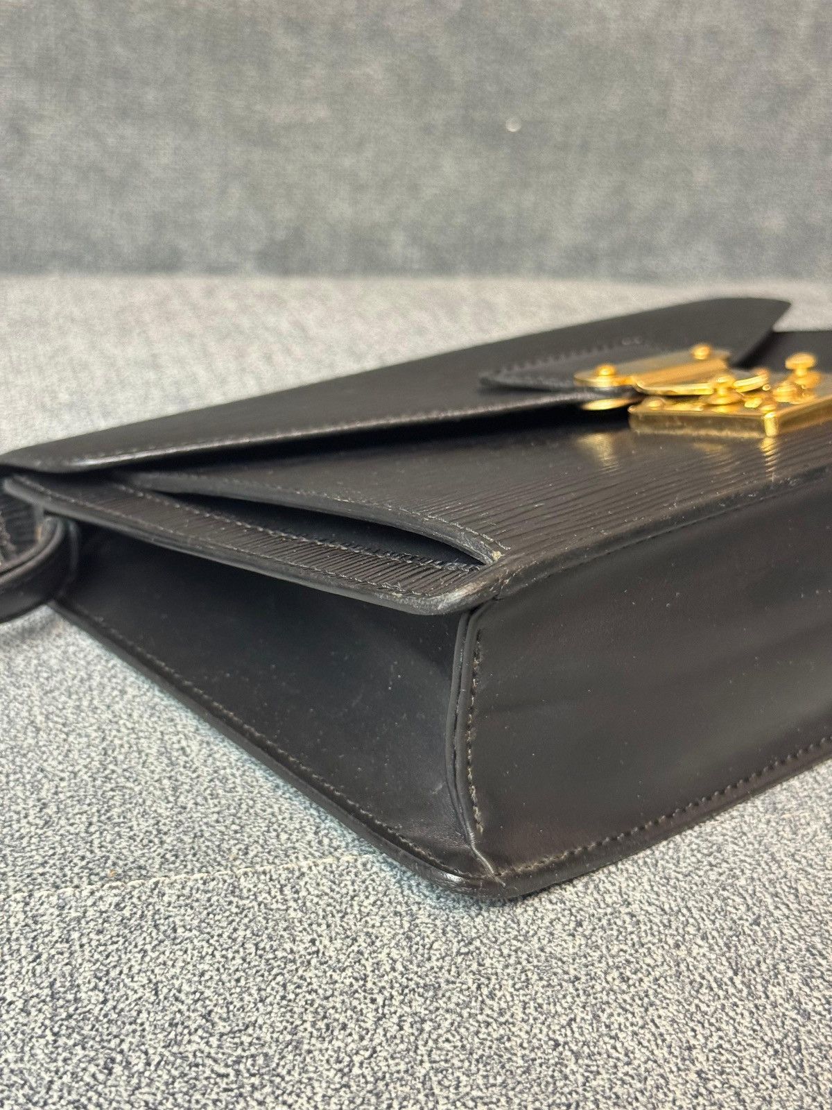 Louis Vuitton LOUIS VUITTON EPI SERIE DRAGONNE CLUTCH BAG Size ONE SIZE - 8 Thumbnail
