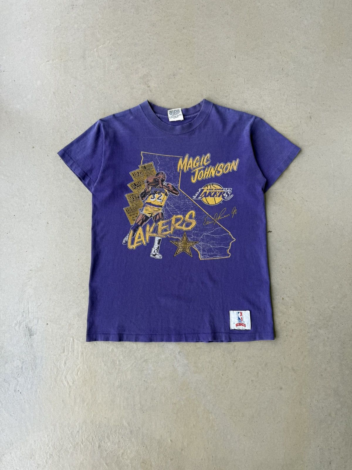Nutmeg Vintage 90s Magic Johnson LA Lakers NBA Nutmeg T-Shirt Size US S / EU 44-46 / 1 - 1 Thumbnail