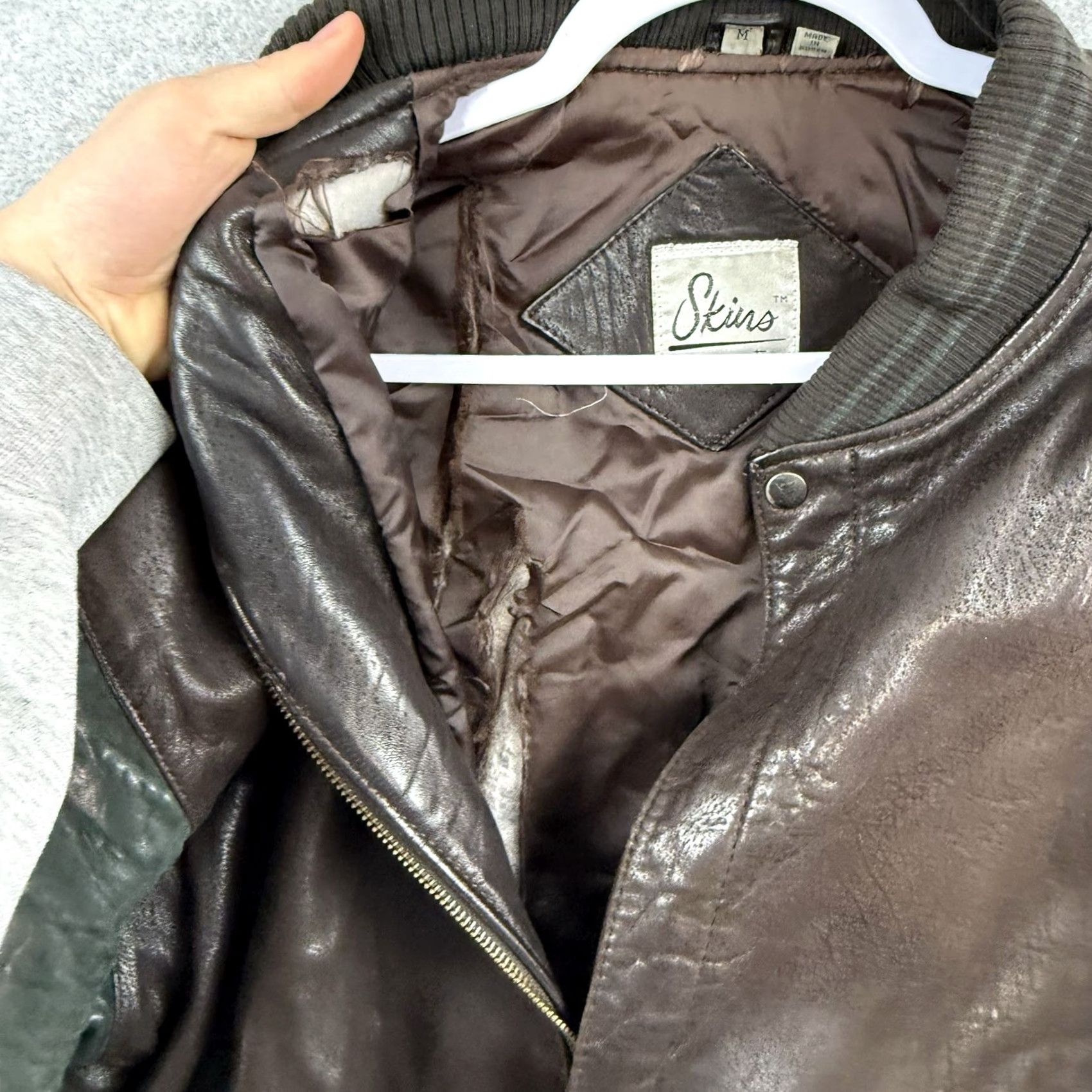 Vintage VINTAGE Skins Bomber Jacket Leather Two Tone Green Brown Adult M Men, 80s 90s, Zip, Regular Fit, Zip Accents, Dry Clean Only, Walking, Casual Size US M / EU 48-50 / 2 - 5 Thumbnail