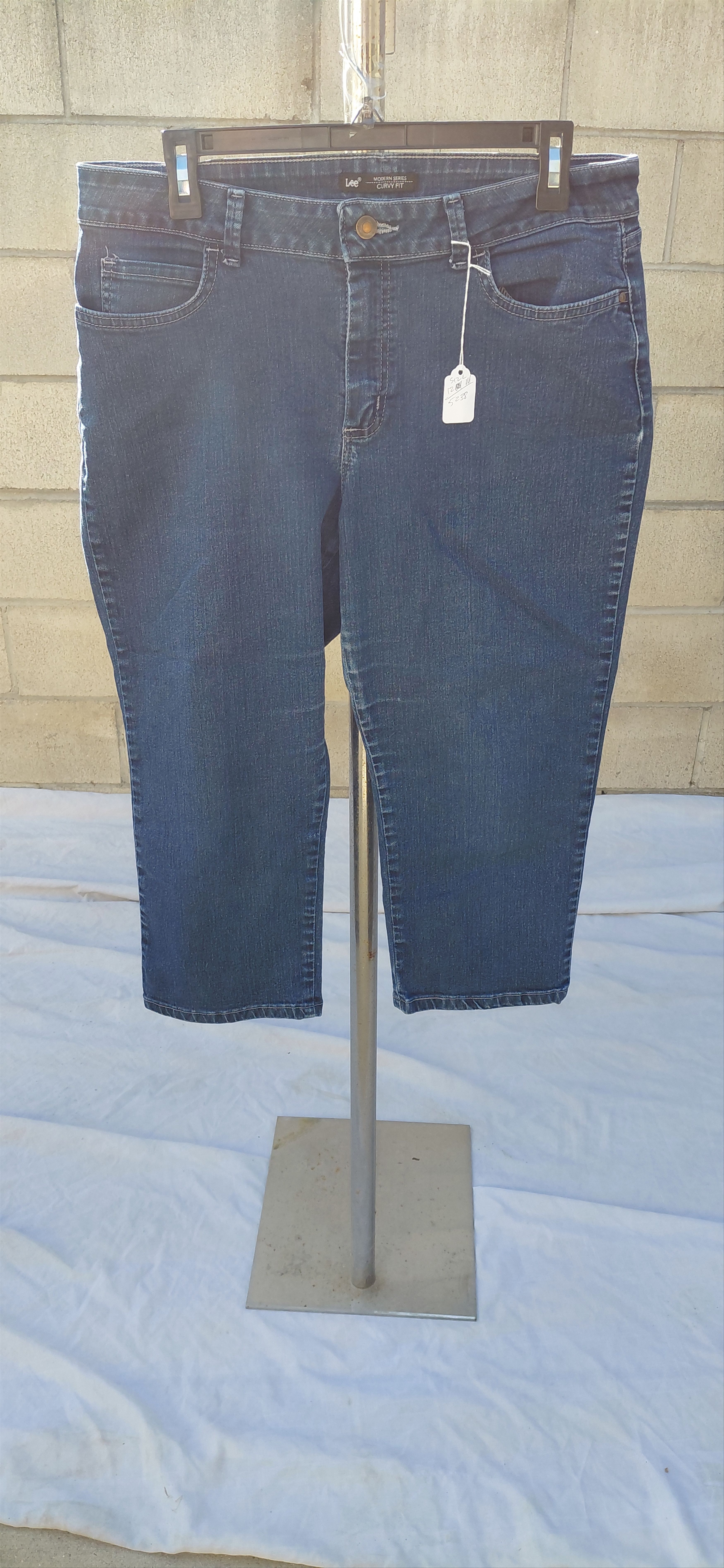 Lee 523813..Lee Modern Series Crop Jeans Size 12M, Size 34" / US 12 / IT 48 - 1 Thumbnail