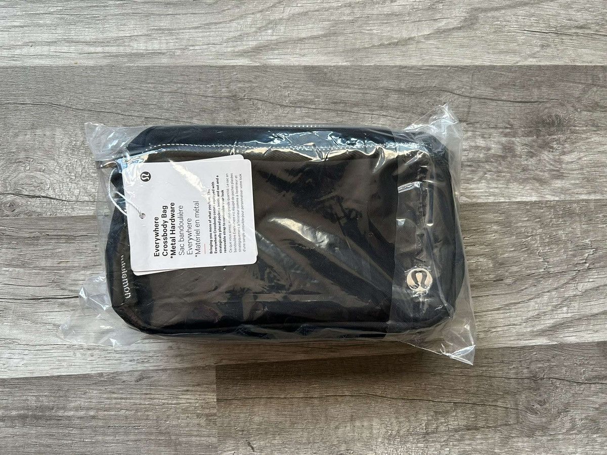 Lululemon Lululemon Everywhere Crossbody Bag Black New With Tags 2L Size ONE SIZE - 8 Thumbnail