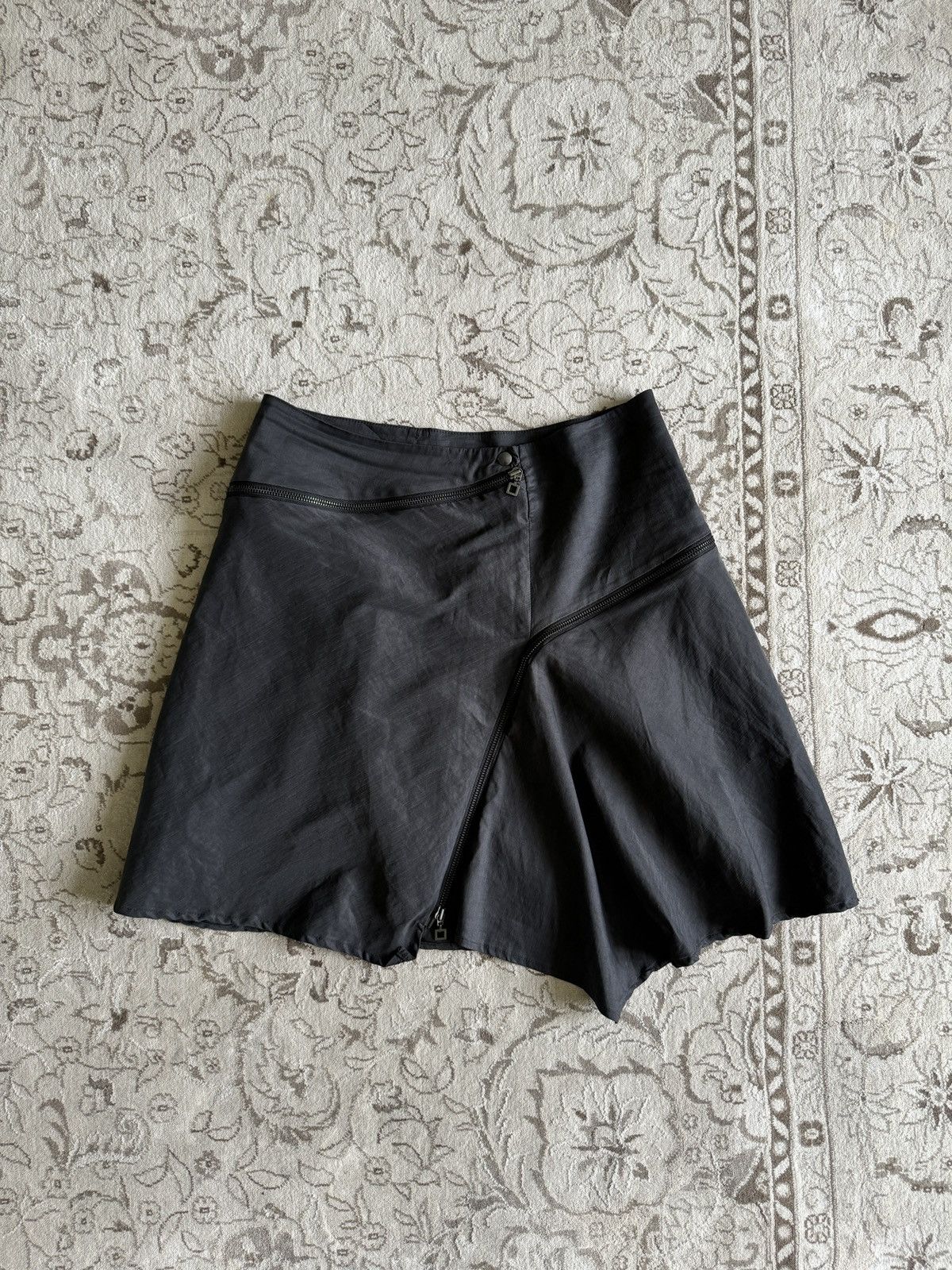Sarah Pacini Vintage Sarah Pacini Asymetrical Zip Flared Mini Skirt Y2K Size 34" / US 12 / IT 48 - 3 Thumbnail