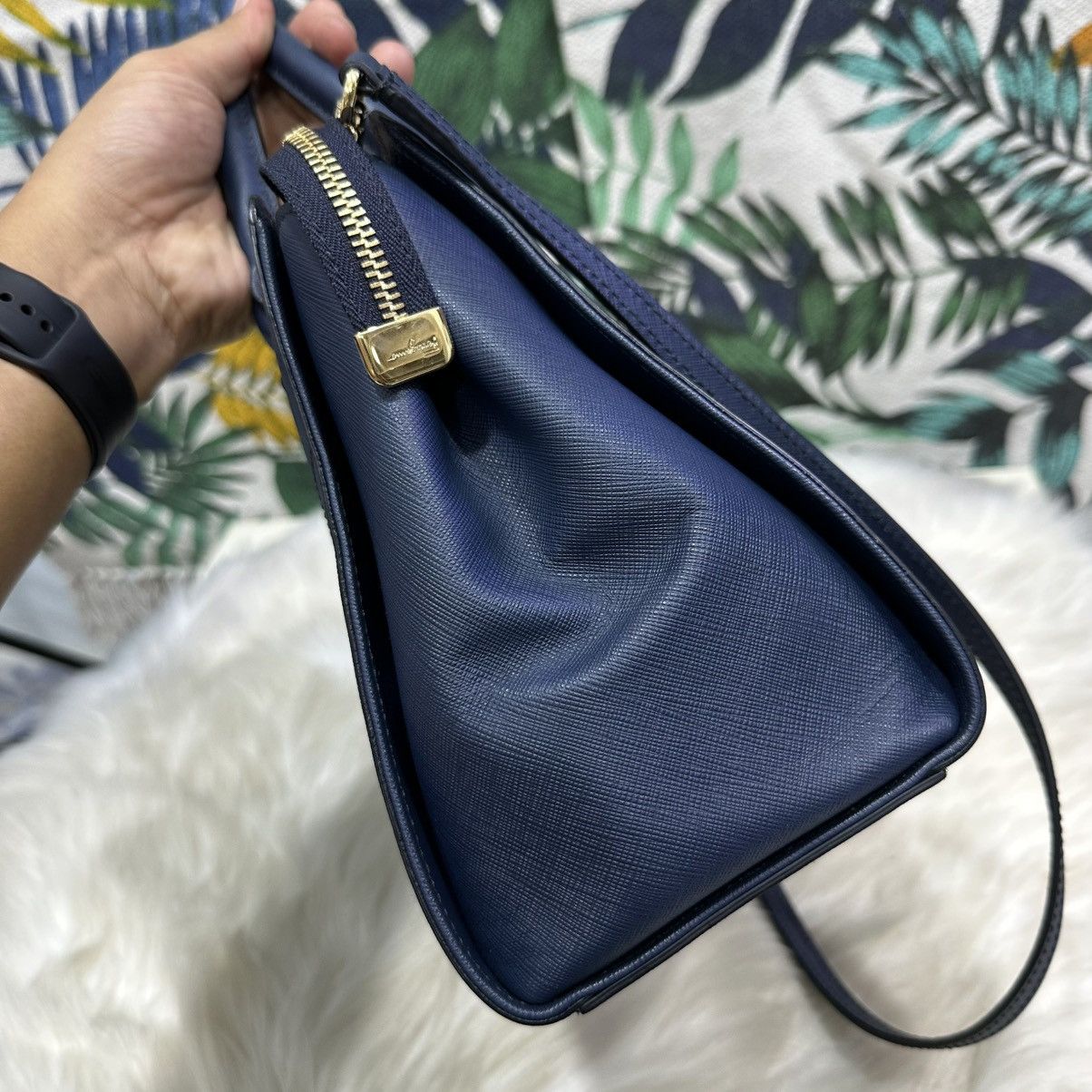 Salvatore Ferragamo Authentic SALVATORE FERRAGAMO Becky Saffiano Leather Handbag Size ONE SIZE - 7 Thumbnail