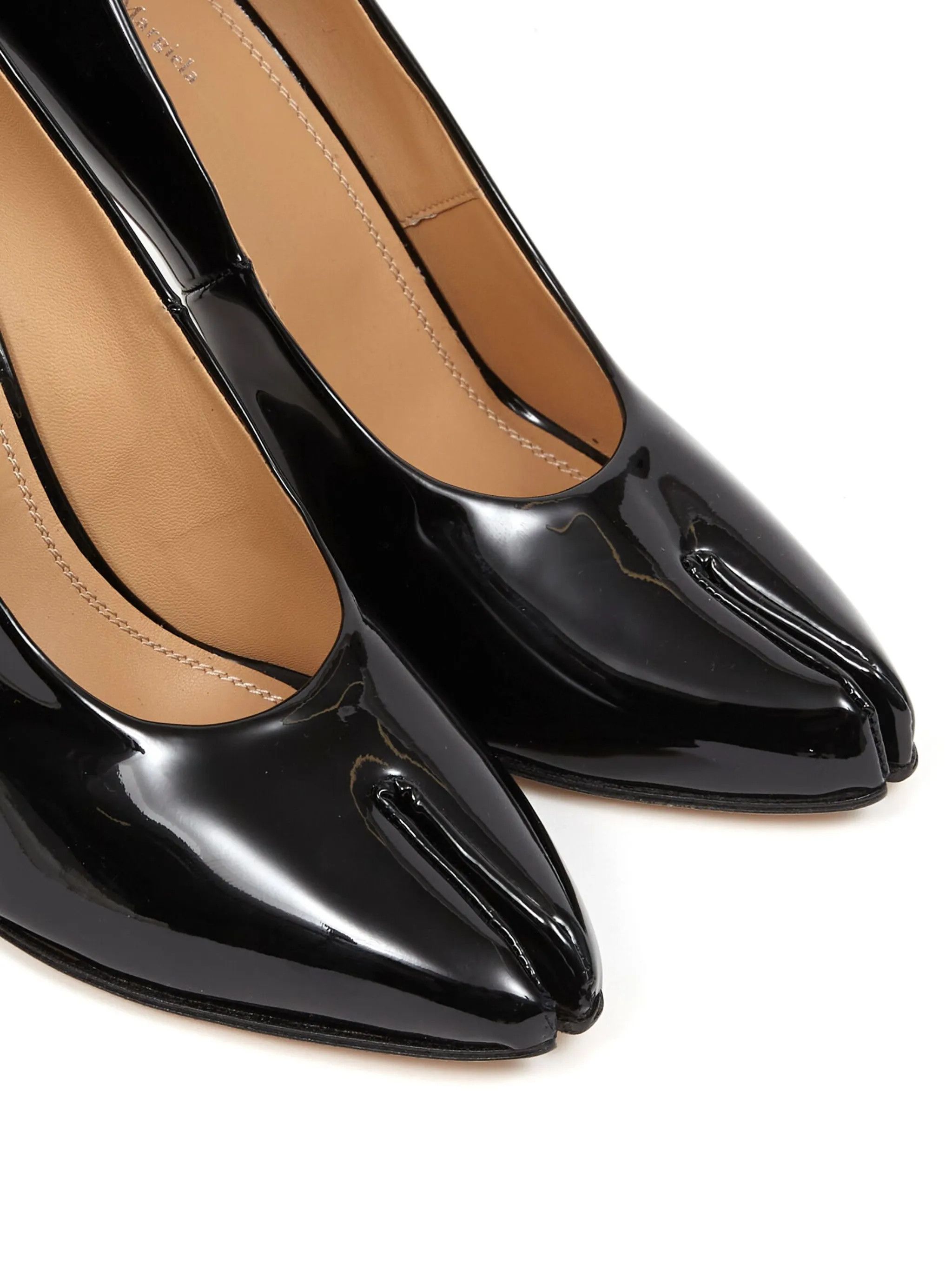 o1w1db11225 Tabi Patent Leather Pumps in Black