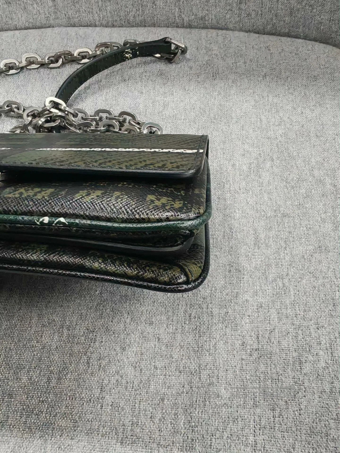 Prada Handbag in Excellent Condition.
