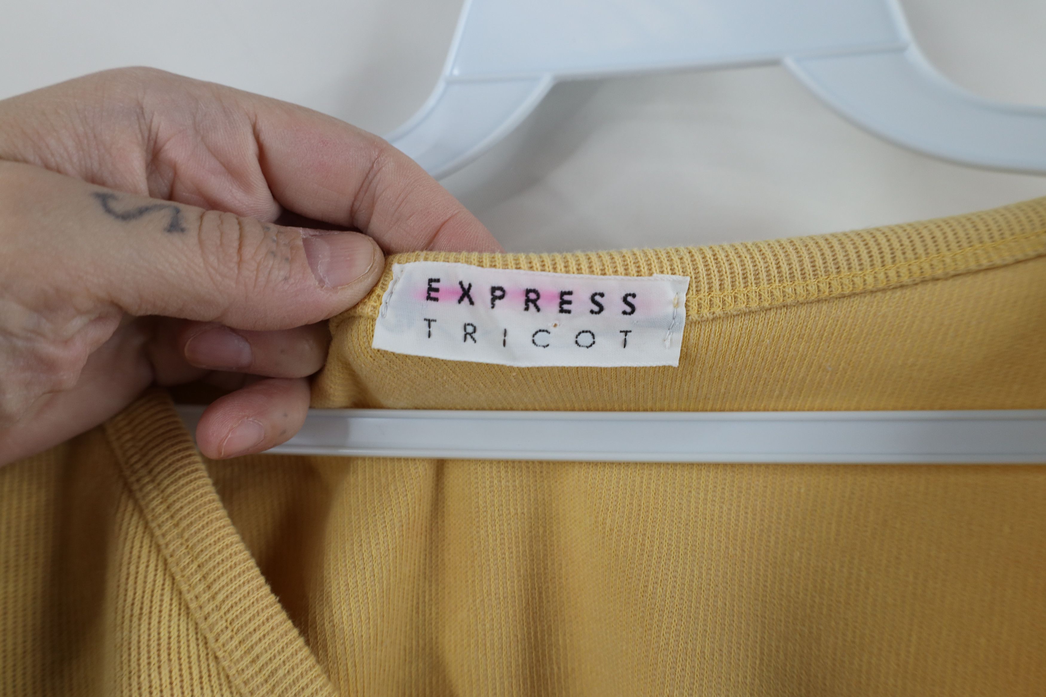 Express × Vintage Vintage 90s Express Ribbed Knit V-Neck T-Shirt Yellow Size L / US 10 / IT 46 - 4 Thumbnail