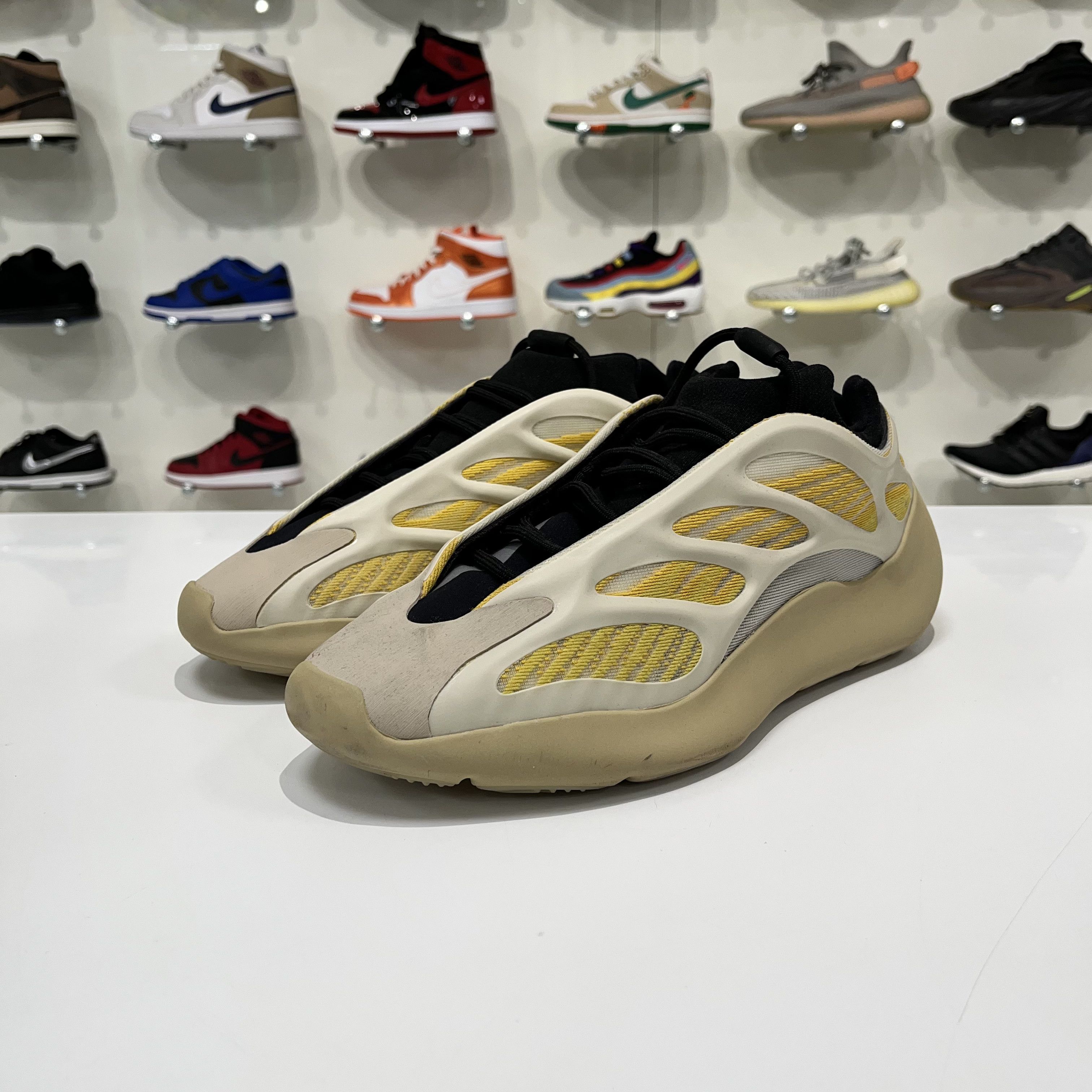 Adidas Adidas Yeezy 700 V3 Safflower Size US 8.5 / EU 41-42 - 2 Thumbnail