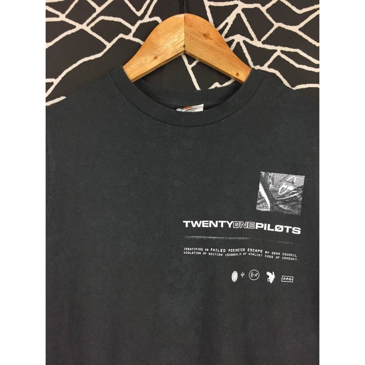 Band Tees × Vintage Vtg Y2K Twenty One Pilots Rock Band Dead Car Tee Size US S / EU 44-46 / 1 - 9 Thumbnail