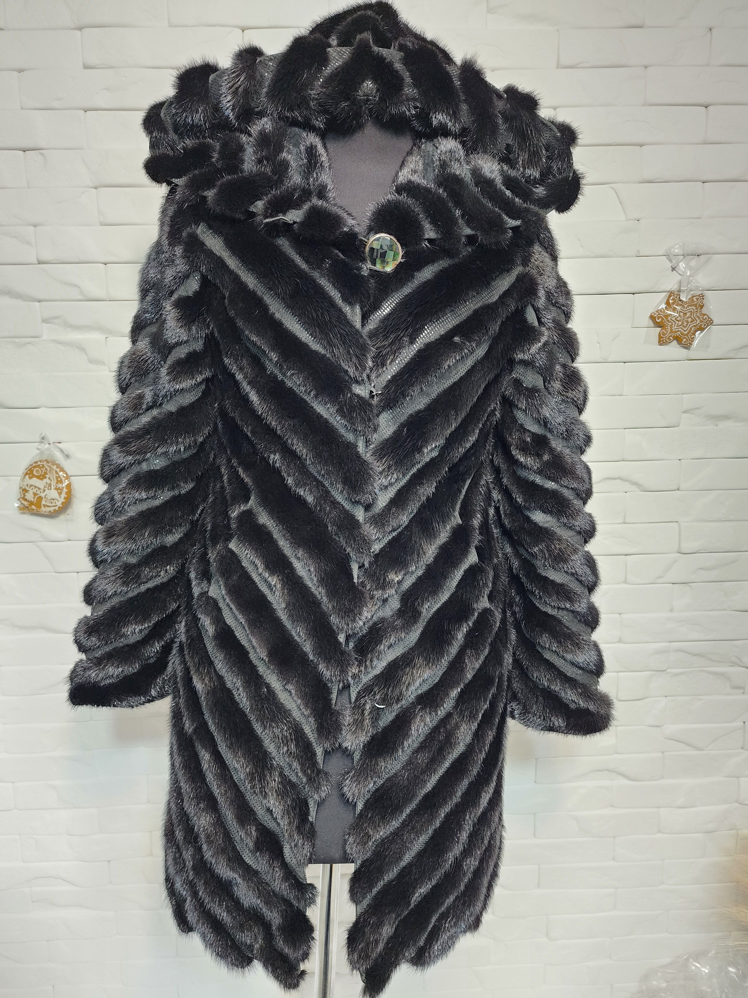 Uniqlo Black Mink Fur Coat with Hood: Women's Winter Outerwear Size S / US 4 / IT 40 - 1 Thumbnail