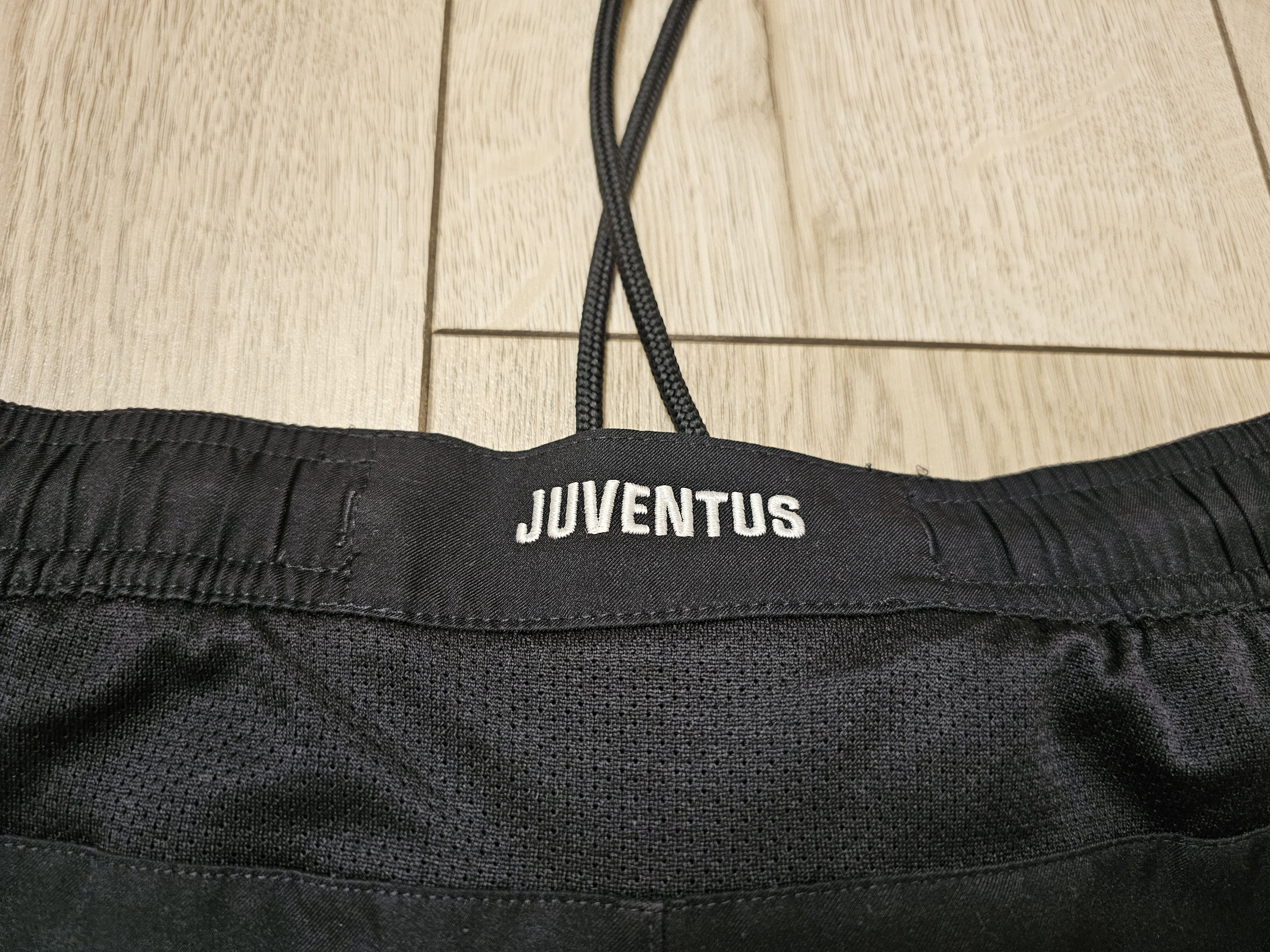 Nike JUVENTUS 2012 2013 AWAY FOOTBALL SHORTS SOCCER SHORTS Size US 30 / EU 46 - 5 Thumbnail