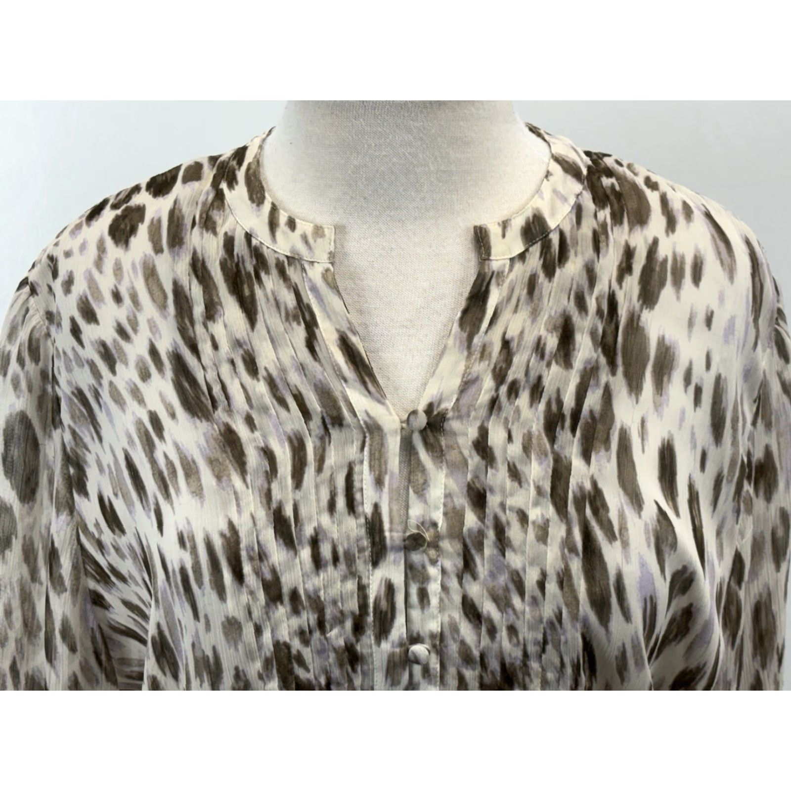 Vintage Chicos Blouse Shirt Womens Large Beige Animal Print Peasant Sheer Pleated Chiffon Polyester Button U.S. Size Large Size L / US 10 / IT 46 - 5 Thumbnail