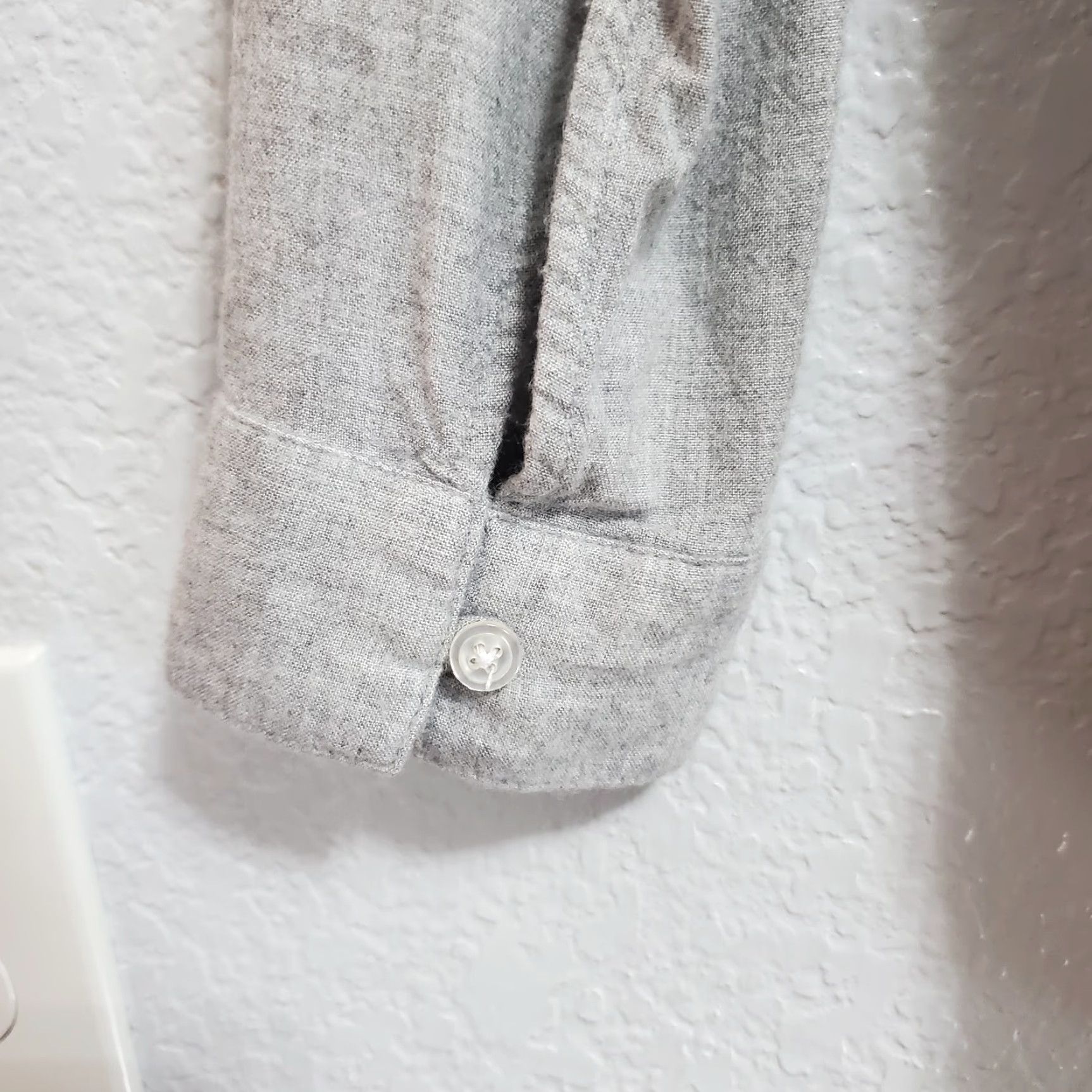 Anthropologie Cloth & Stone Anthropologie Shirt Size M Gray Rayon Long Sleeve Button-Down V-Neck Chest Pockets Casual Womens Size M / US 6-8 / IT 42-44 - 6 Thumbnail