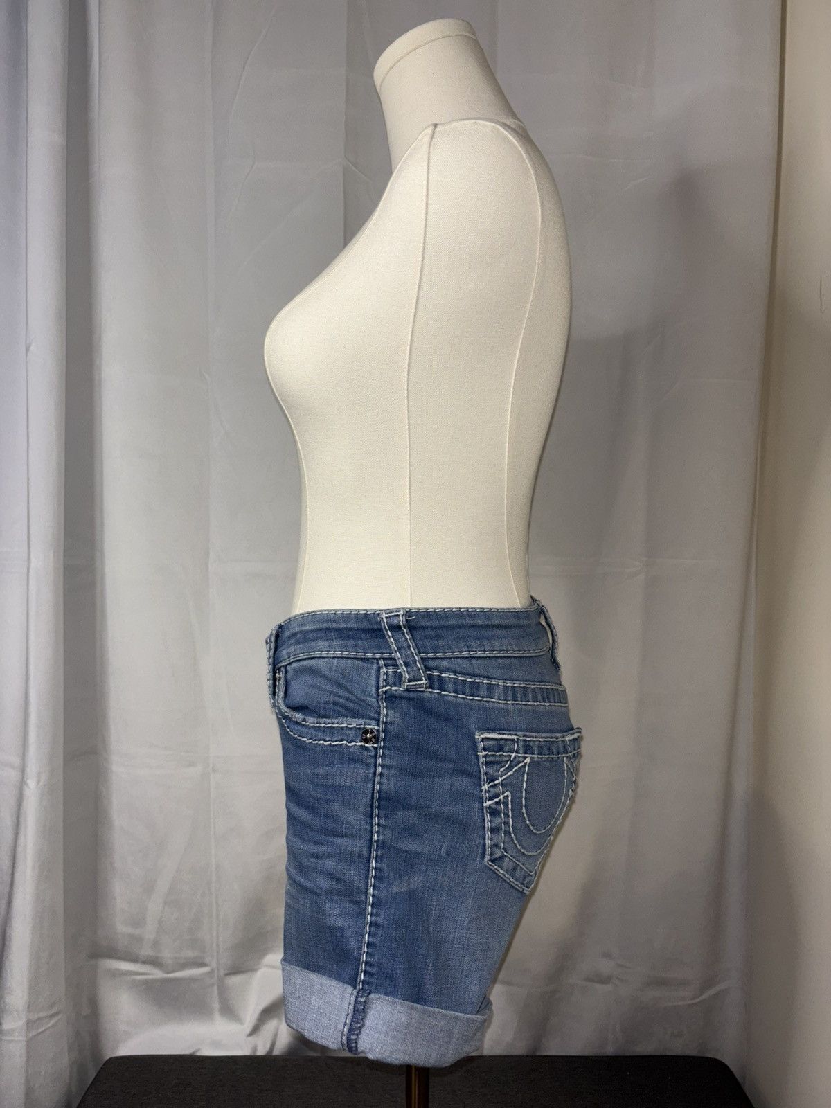 True Religion True Religion Jayde Mid-Rise Classic Shorts Light Denim 24 Size 24" / US 00 / IT 34 - 3 Thumbnail