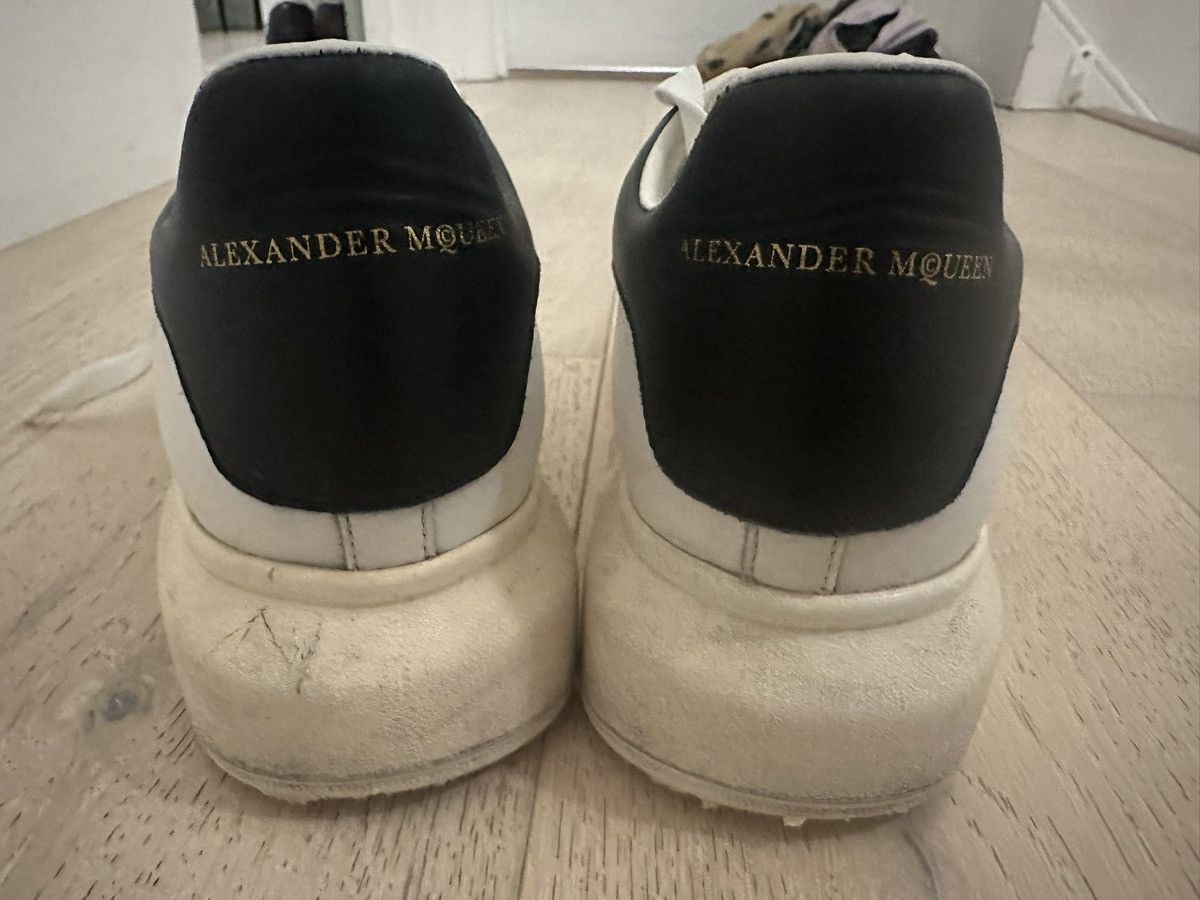 Alexander McQueen Alexander McQueen White & Black Oversized Sneaker Size US 7 / EU 40 - 5 Thumbnail