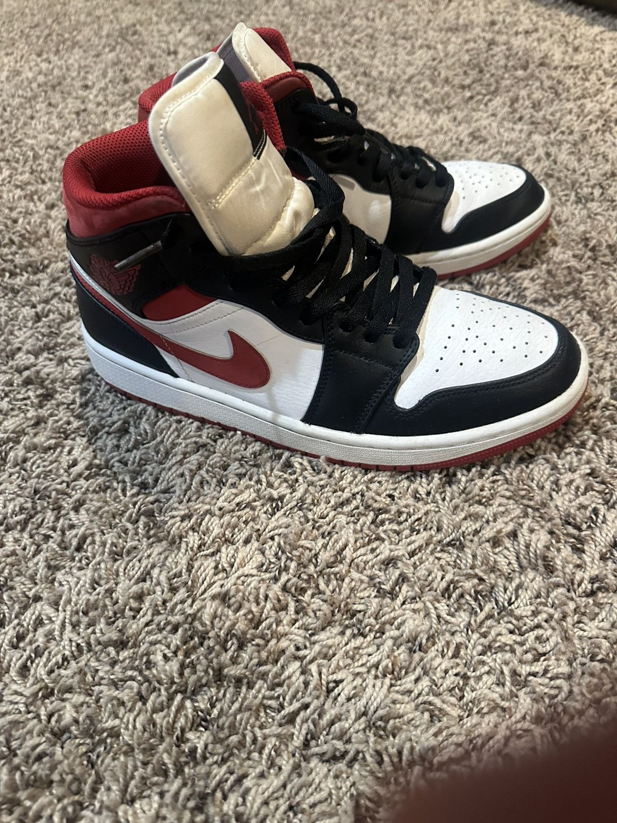 Jordan Brand Air Jordan 1 Mid “Chicago Black Toe” Size US 9 / EU 42 - 2 Thumbnail
