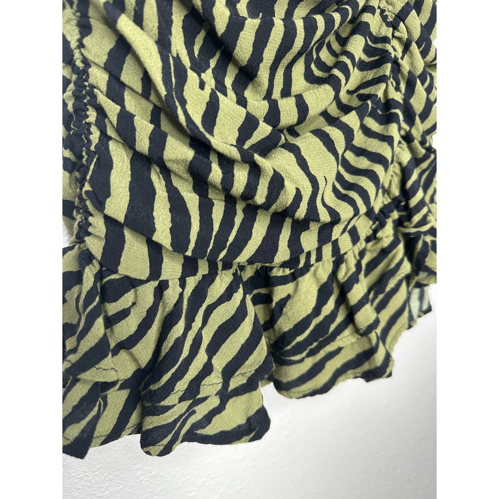 Zara ZARA Green Zebra Print Ruched Mini Skirt XS Ruffle Hem Zip Size 24" / US 00 / IT 34 - 6 Thumbnail