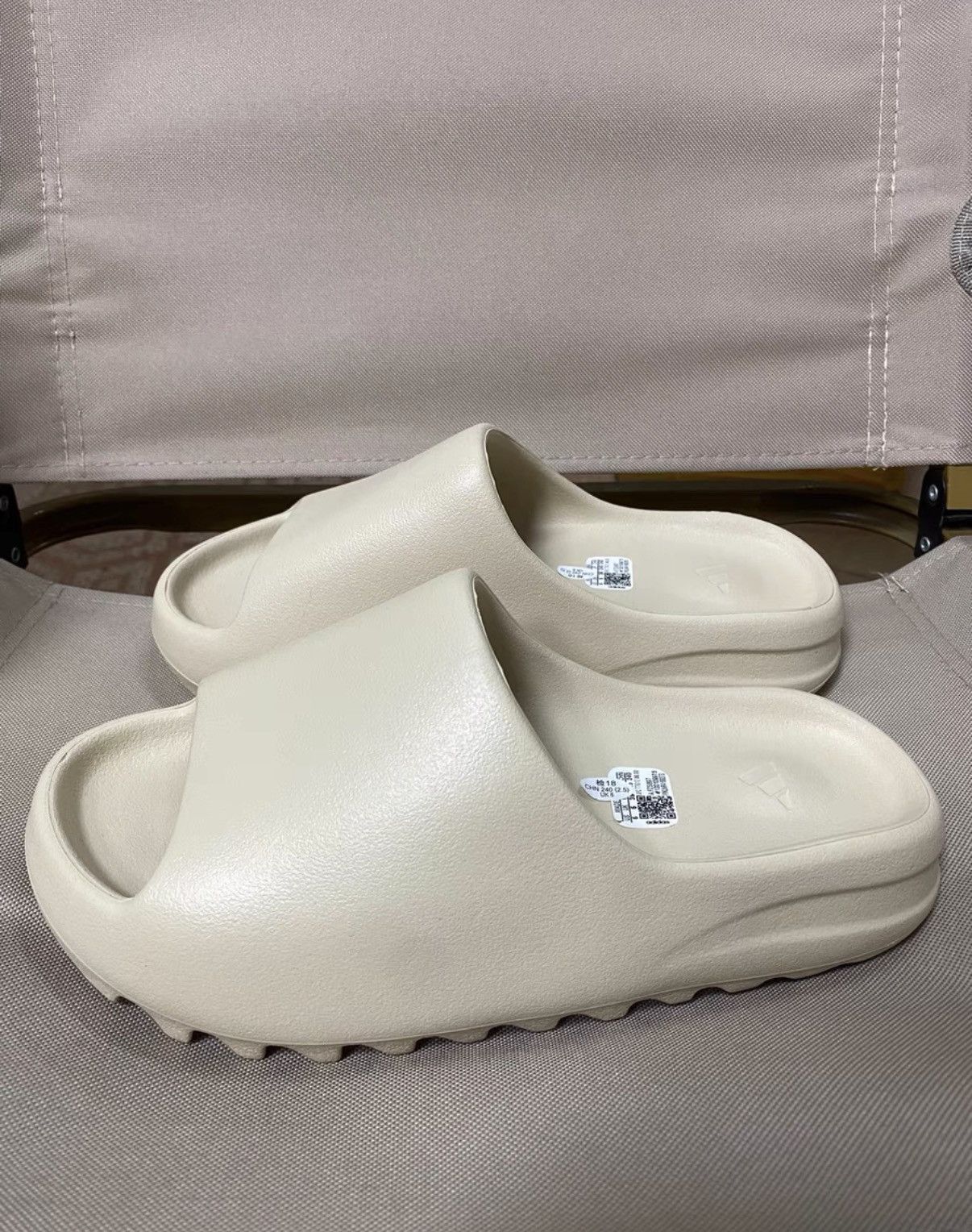 Adidas Adidas Yeezy Slide Bone K37 Size US 9 / IT 39 - 2 Thumbnail