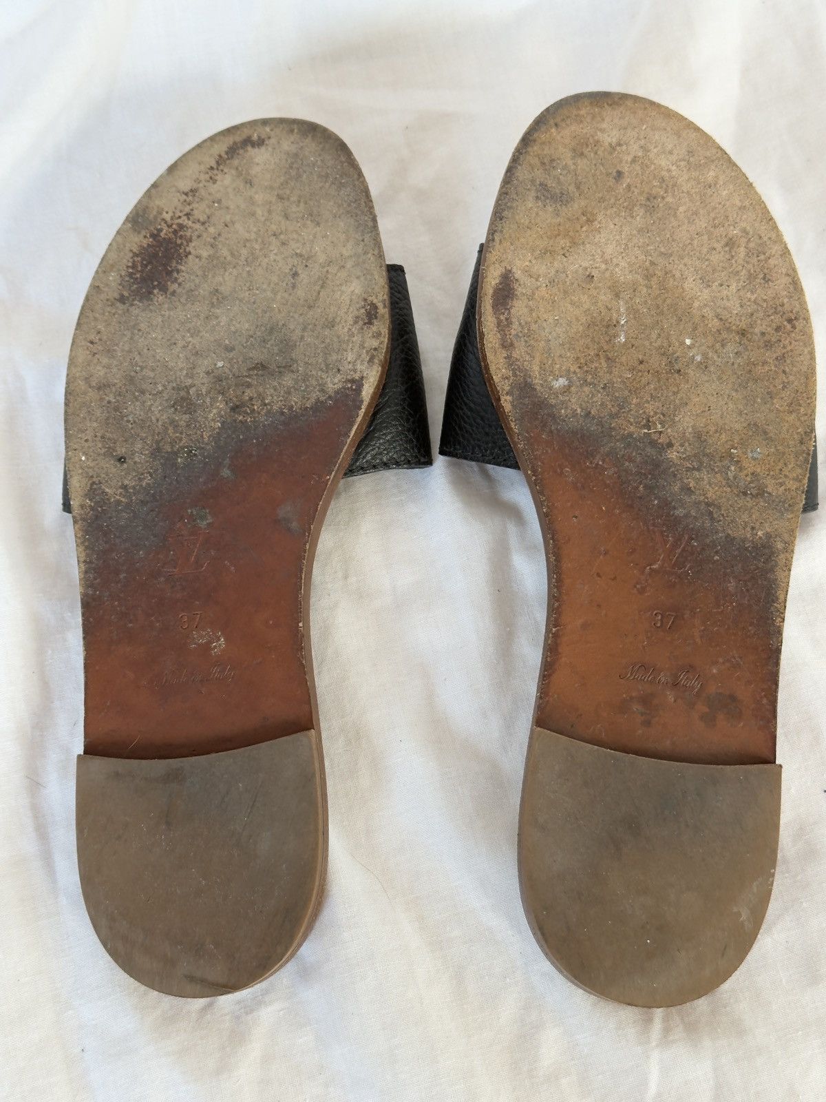 Louis Vuitton Louis Vuitton Lock It Black Leather Sandals Flip Flops Size US 7 / IT 37 - 10 Thumbnail