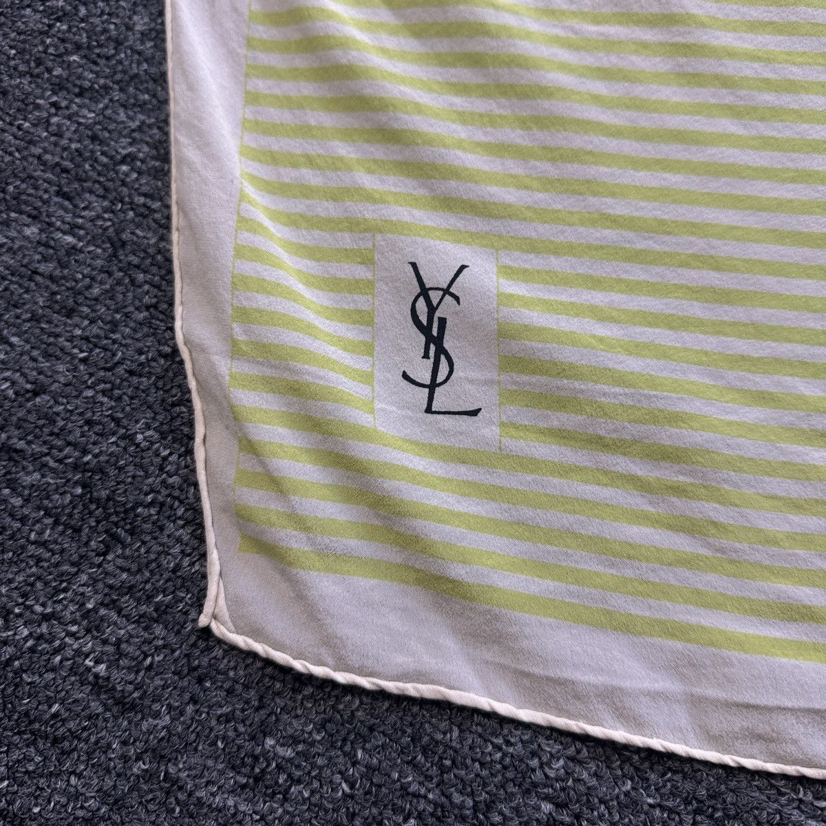 Yves Saint Laurent BIG SILK YSL YVES SAINT LAURENT 90S OLD MONEY Size ONE SIZE - 3 Thumbnail