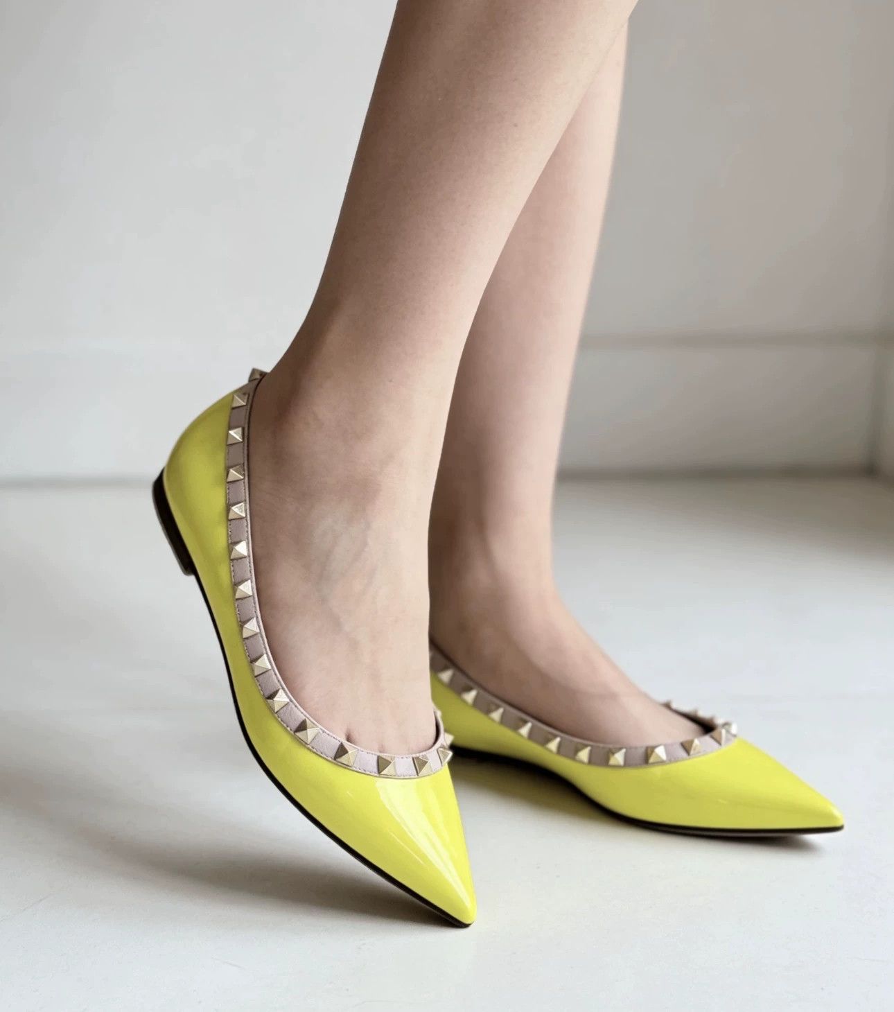 Valentino Valentino yellow patent leather stud flat shoes 38 Size US 7 / IT 37 - 9 Thumbnail