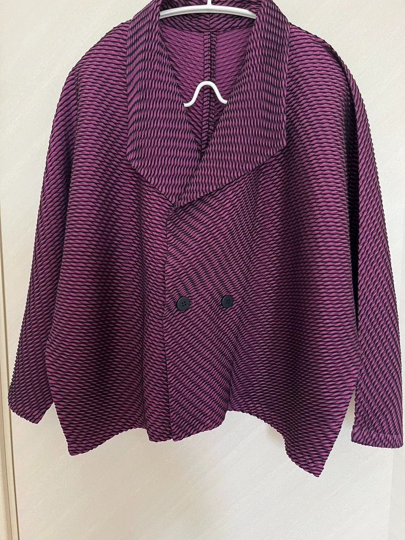 Issey Miyake Issey Miyake size:2 Purple-black fish-scale coat Size XS / US 0-2 / IT 36-38 - 1 Thumbnail