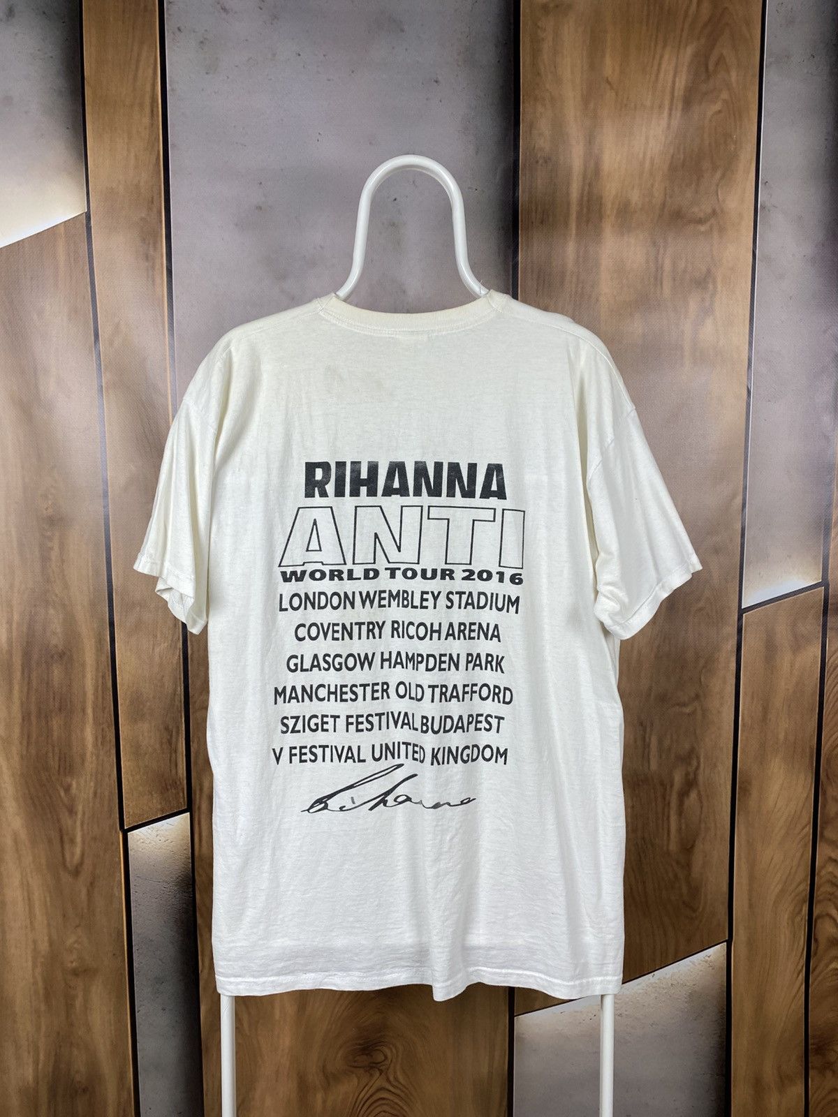Rihanna 🎙️Vintage T-Shirt 2016 Rihanna Anti World Tour Tee🎙️ Size US XL / EU 56 / 4 - 2 Thumbnail