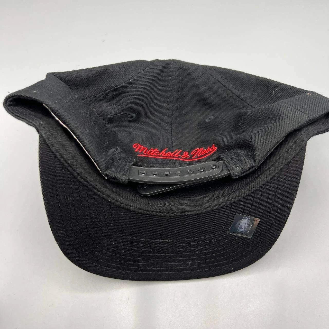Mitchell & Ness Chicago Bulls Hat Men Black Embroidered Snap Back Cap Size ONE SIZE - 7 Thumbnail