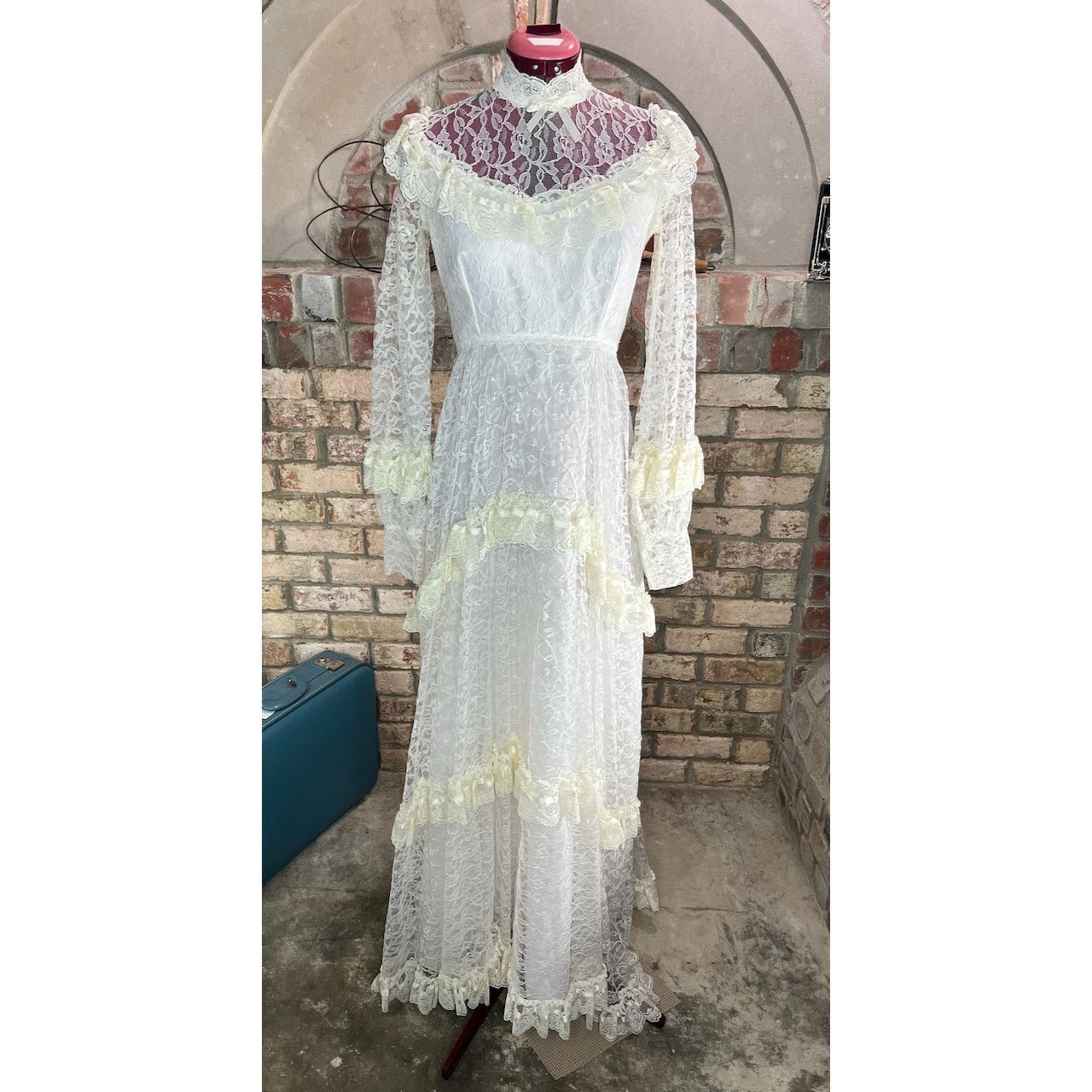 Vintage Wedding dress 1970s boho bishop sleeves ruffle train white Size L / US 10 / IT 46 - 1 Thumbnail