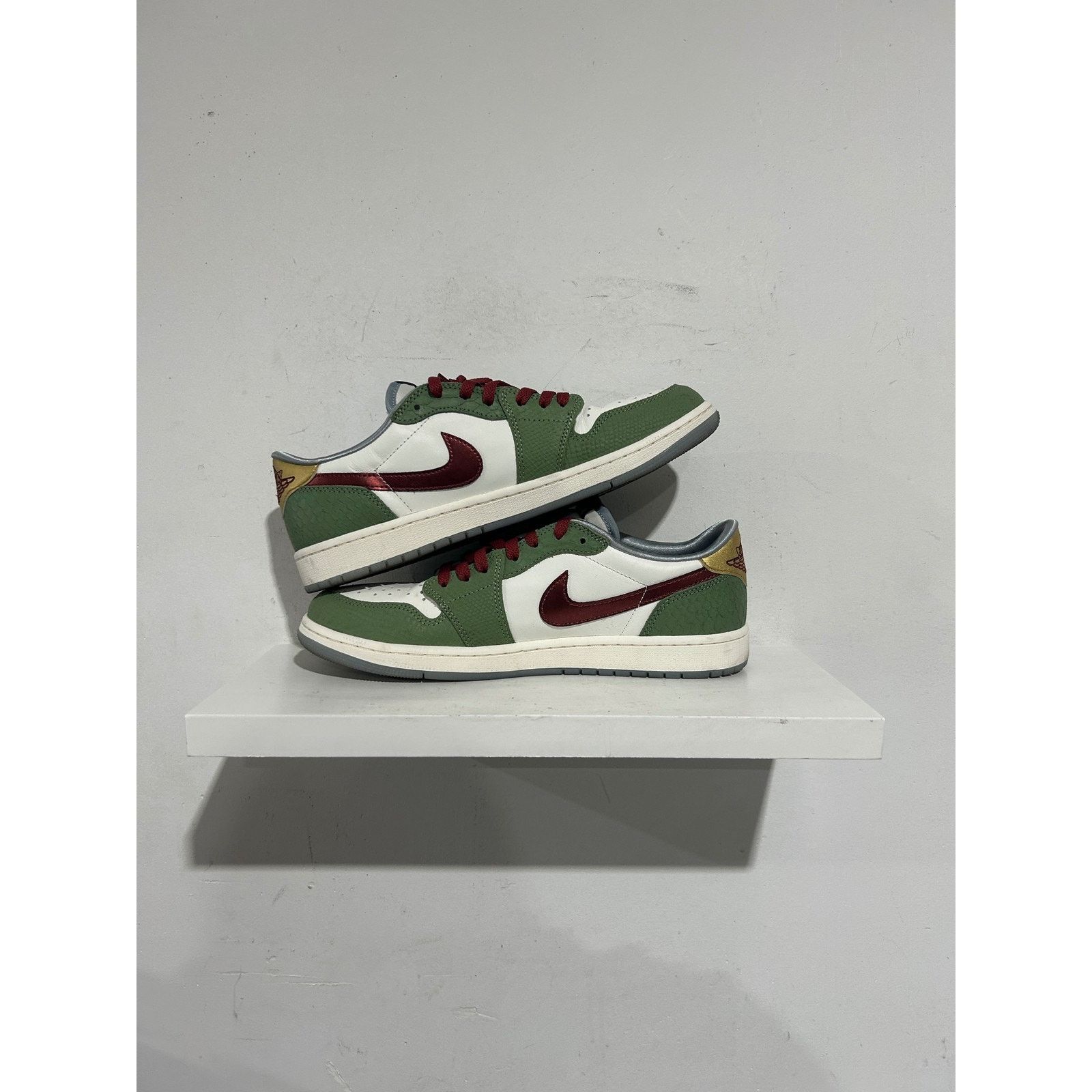 Nike JORDAN 1 RETRO LOW YEAR OF THE DRAGON SIZE 11.5 PREOWNED Size US 11.5 / EU 44-45 - 2 Thumbnail
