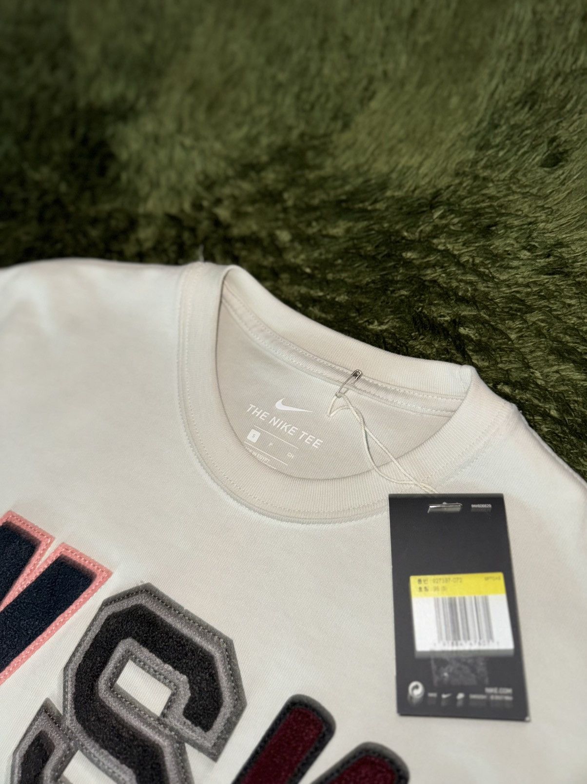 Nike [S] Nike NSW Appliqué Patch Soft Touch T-Shirt Size US S / EU 44-46 / 1 - 3 Thumbnail
