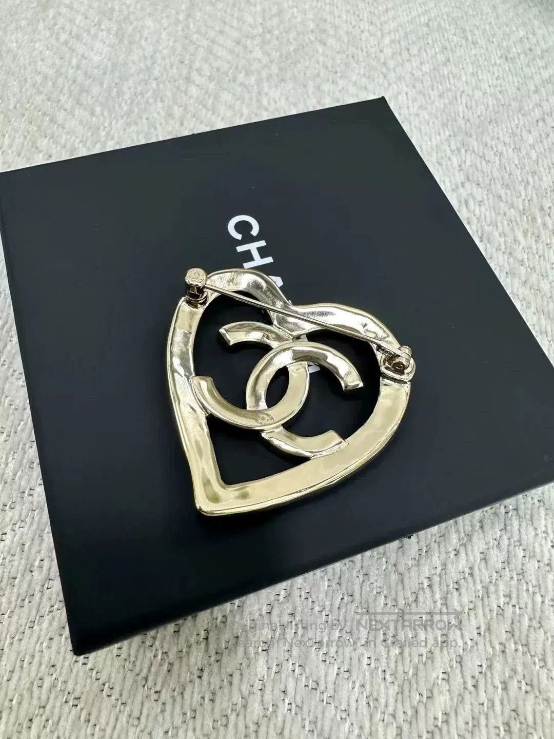 Chanel Chanel Gold Hollow Heart Brooch. Size ONE SIZE - 3 Thumbnail