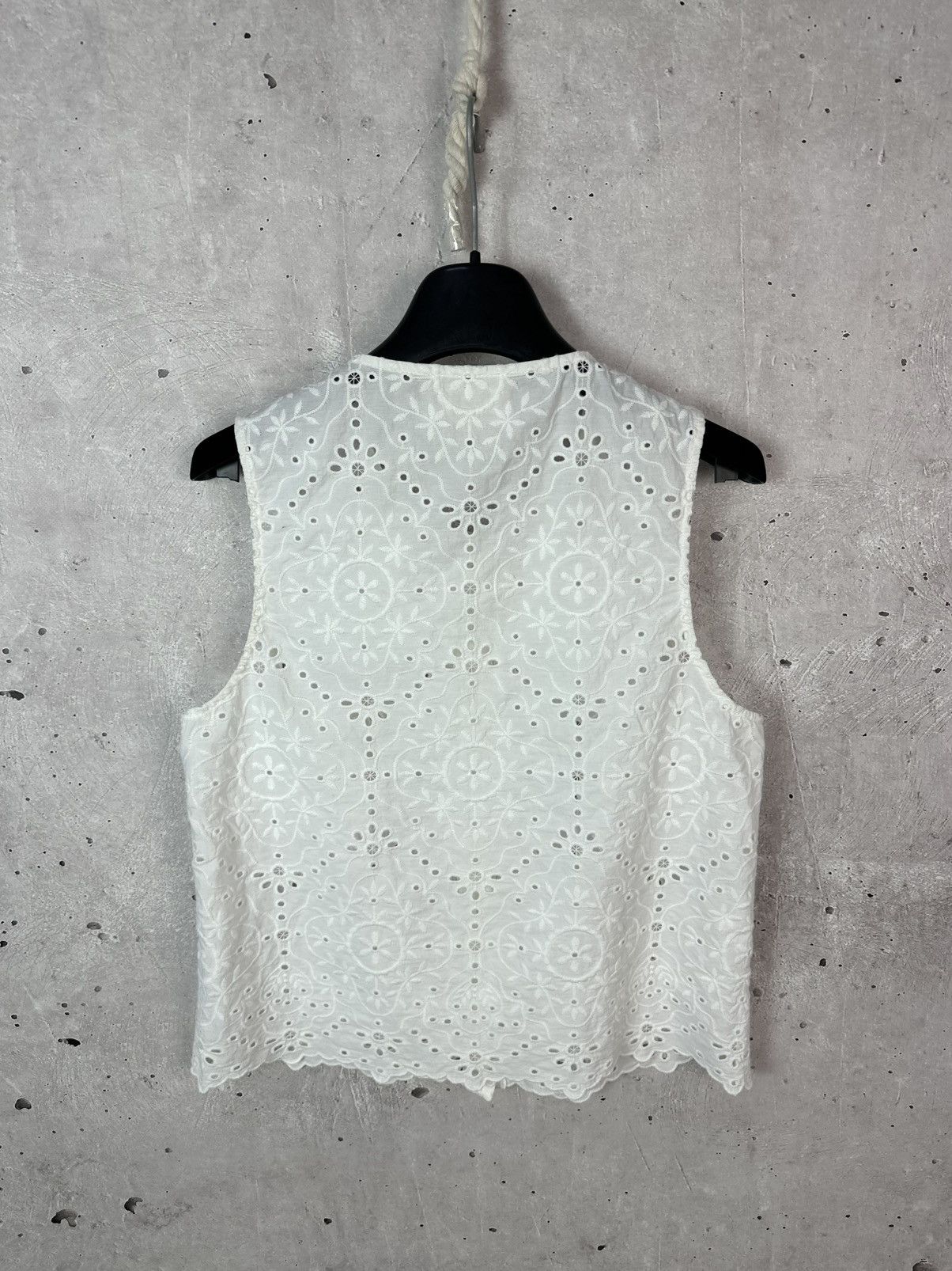 Sezane Sezane White Embroidered Florals Buttons Sleeveles Blouse Size S / US 4 / IT 40 - 5 Thumbnail