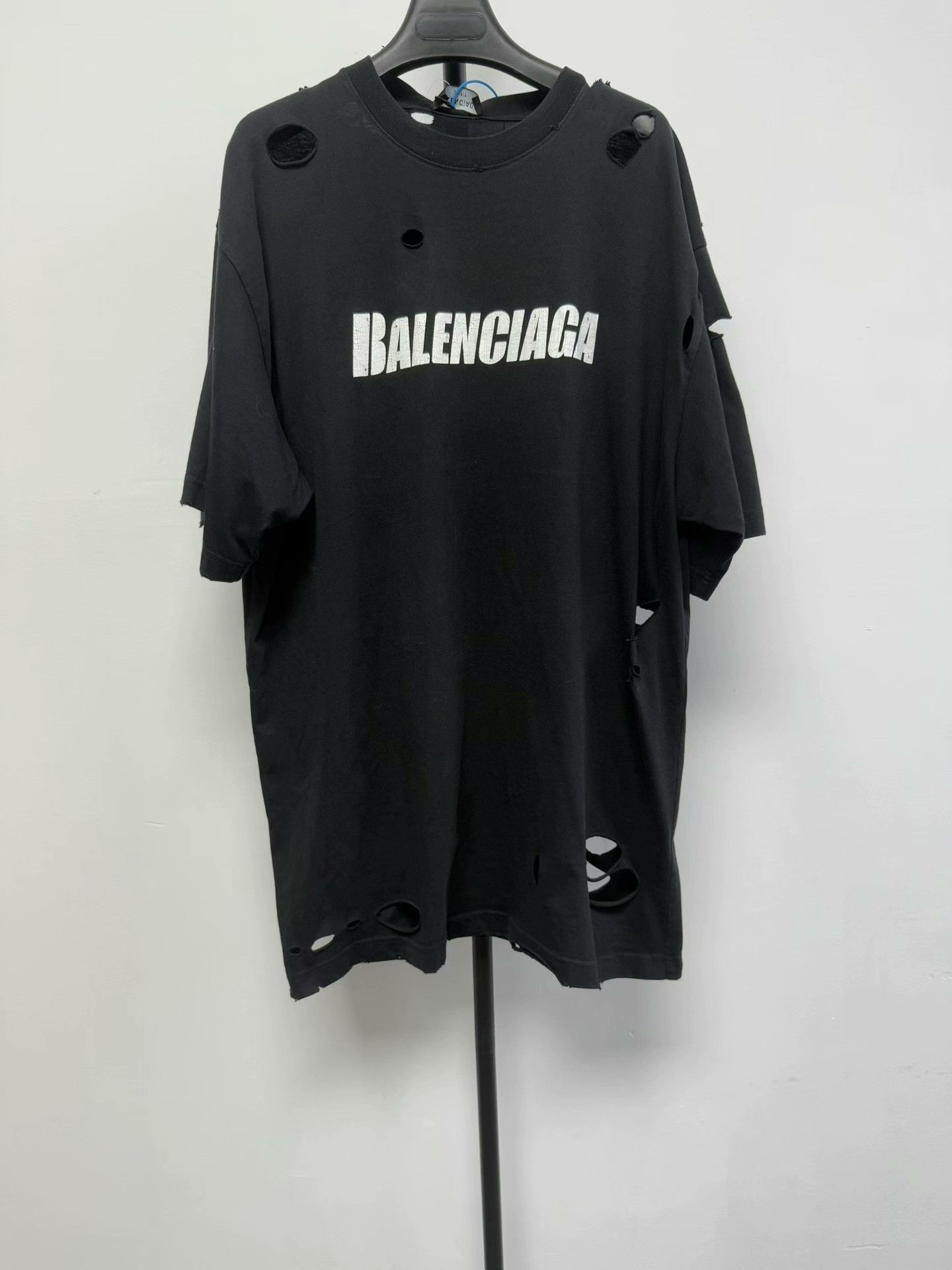 Balenciaga Balenciaga Distressed Logo T-Shirt XXS Size US XXS / EU 40 - 1 Thumbnail