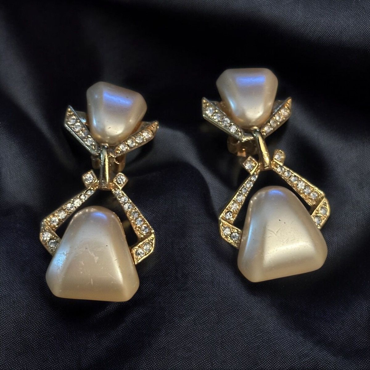 Vintage Vintage large faux pearl & rhinestone clip on dangle earring Size ONE SIZE - 1 Thumbnail