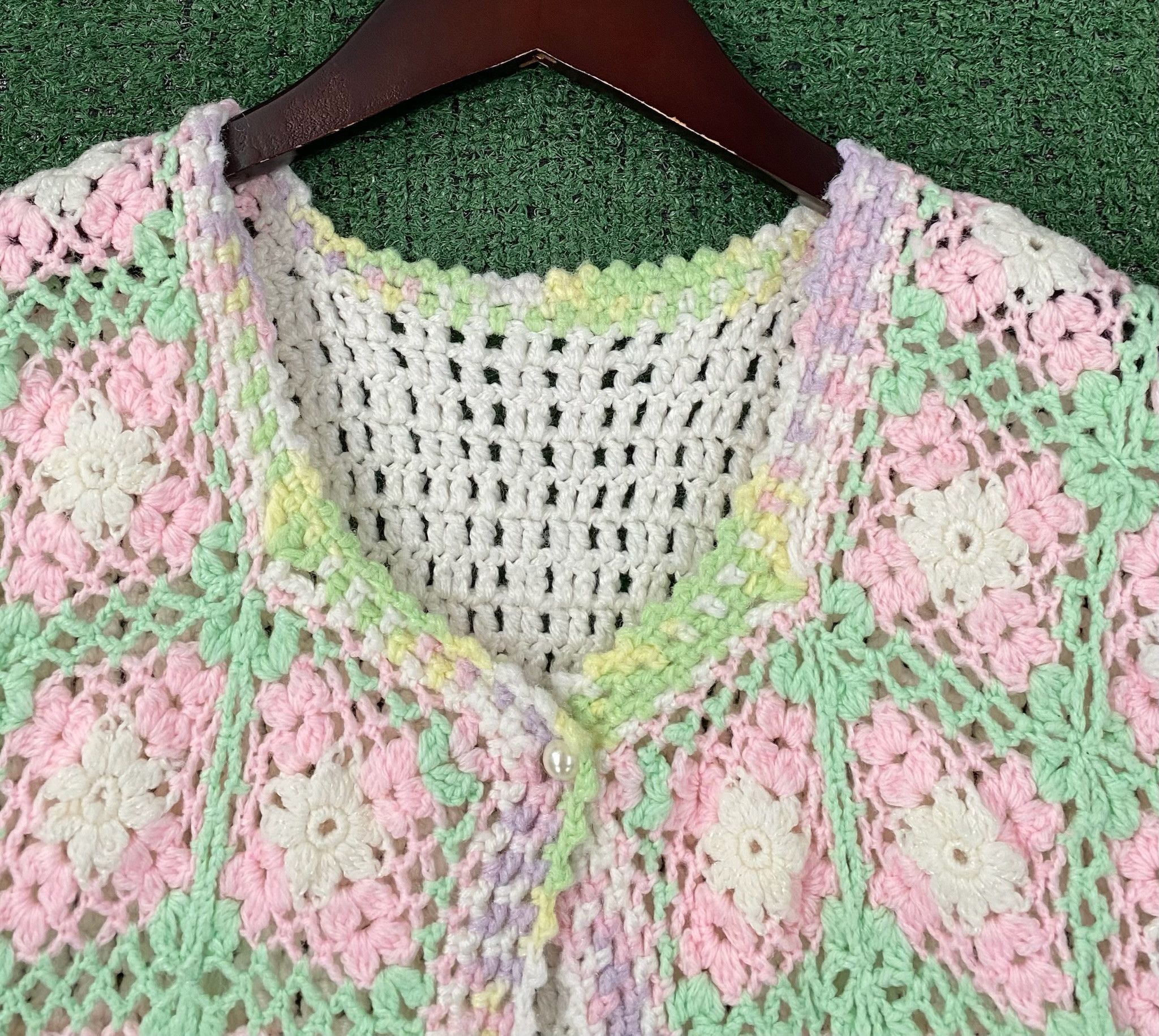 Handmade 80’s Crochet Floral Pastel Granny Square Vest Medium Size M / US 6-8 / IT 42-44 - 3 Thumbnail