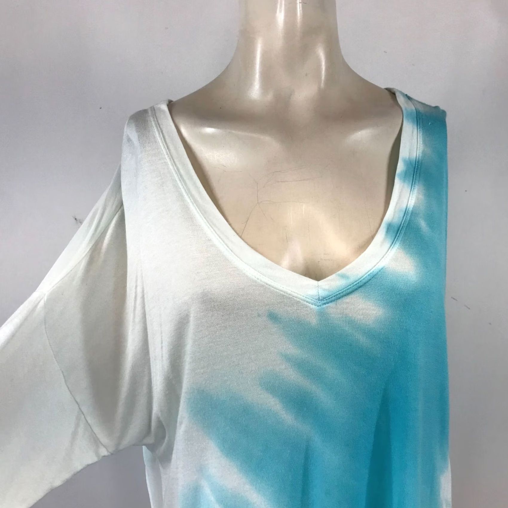Saks Fifth Avenue Saks Fifth Avenue - WOMEN'S Blouse - V-Neck - Blue - M - Colorful - 90s? (Note: Decade not in original) Size M / US 6-8 / IT 42-44 - 2 Thumbnail