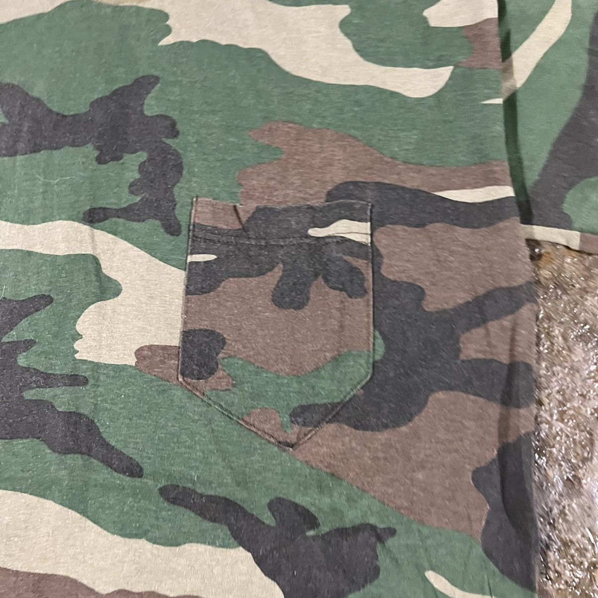Vintage Vintage 90s Military Camo Tee Shirt Grunge Essential Size US L / EU 52-54 / 3 - 3 Thumbnail
