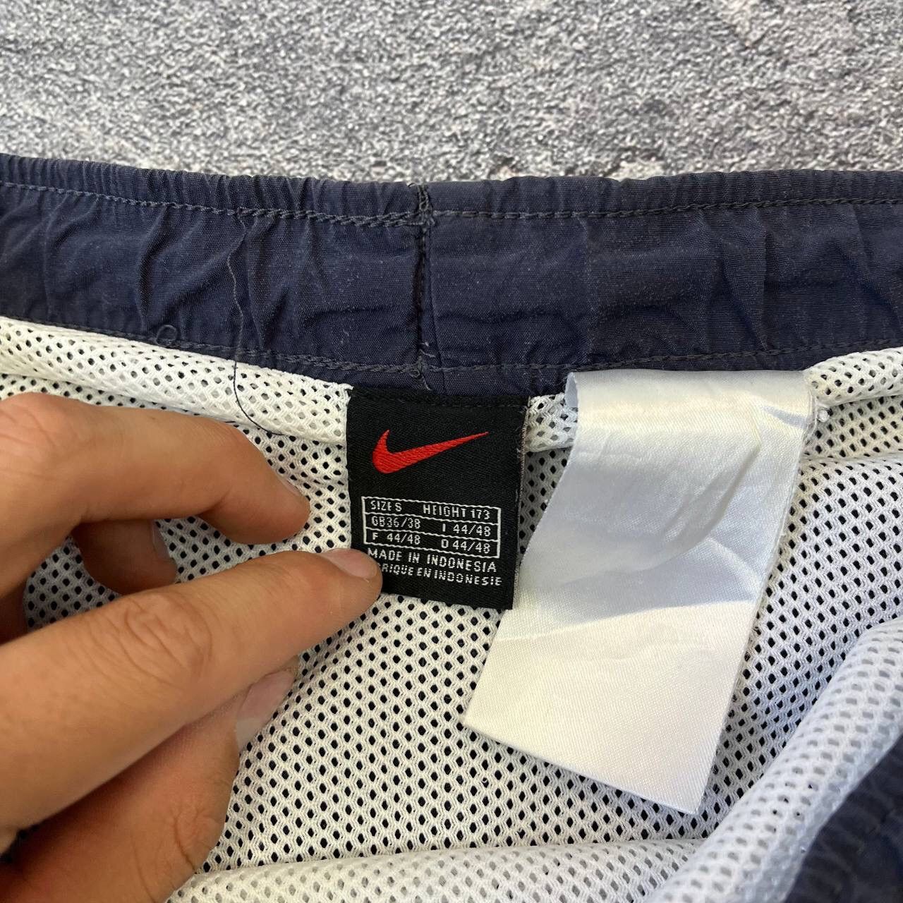 Nike Mens Retro Very 90s Vintage Nike Mini Logo Shorts,Size S Size US 33 - 9 Thumbnail