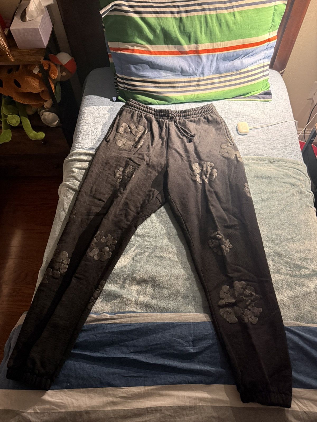 DENIM TEARS Mono Wreath Sweatpants - M / Black Size US 32 / EU 48 - 2 Thumbnail